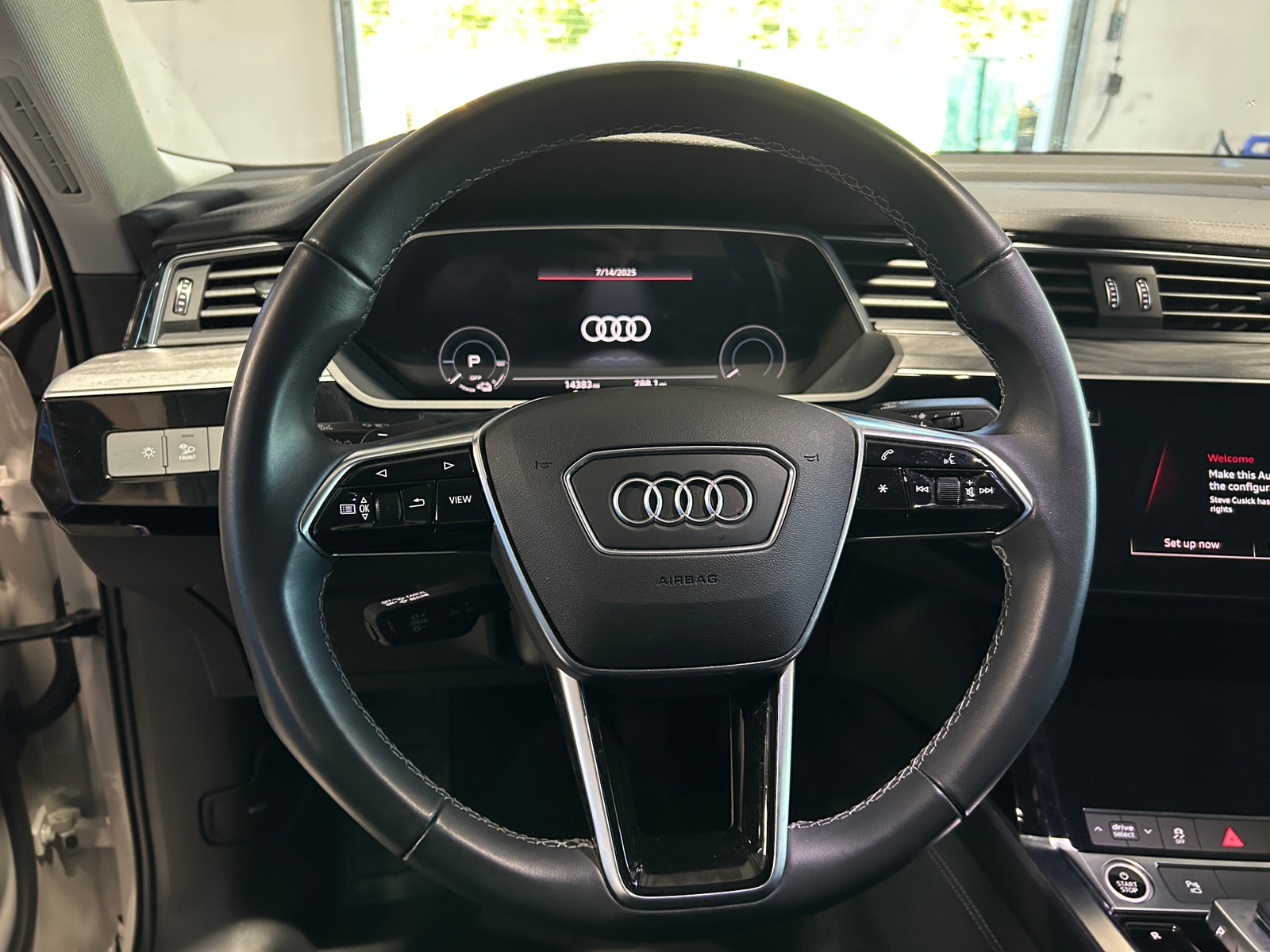 Thumbnail: 2022 Audi e-tron S - 4