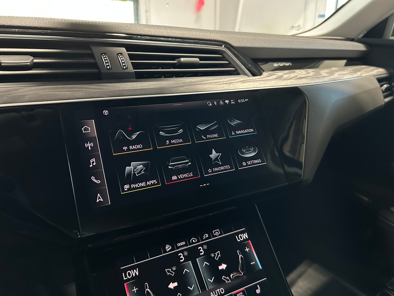Thumbnail: 2022 Audi e-tron S - 3