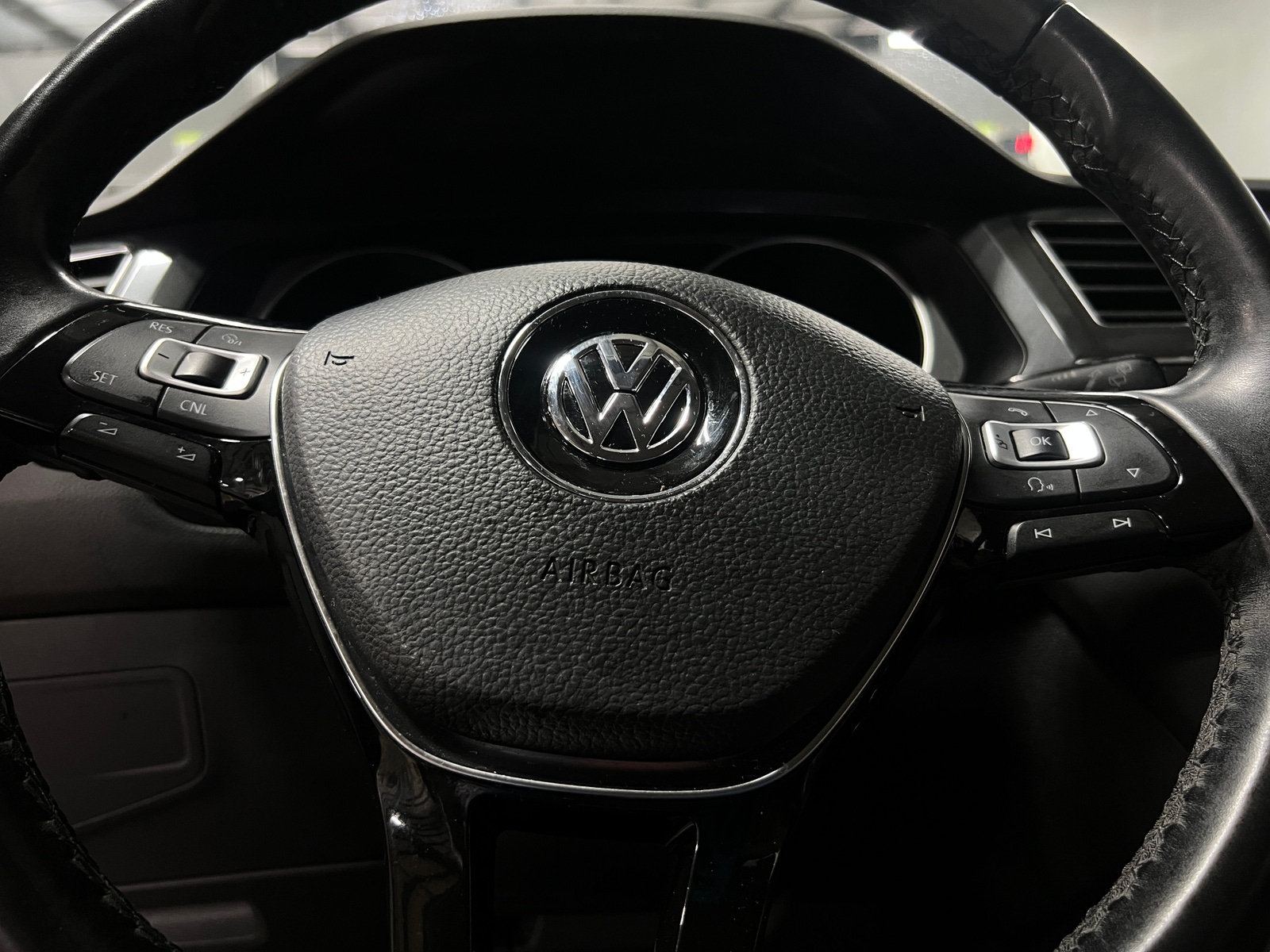 Thumbnail: 2018 Volkswagen Tiguan - 4
