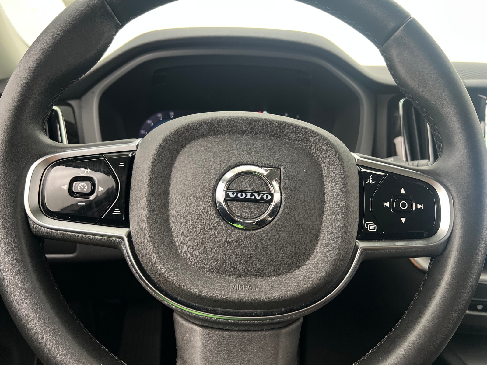 Thumbnail: 2025 Volvo XC60 - 4