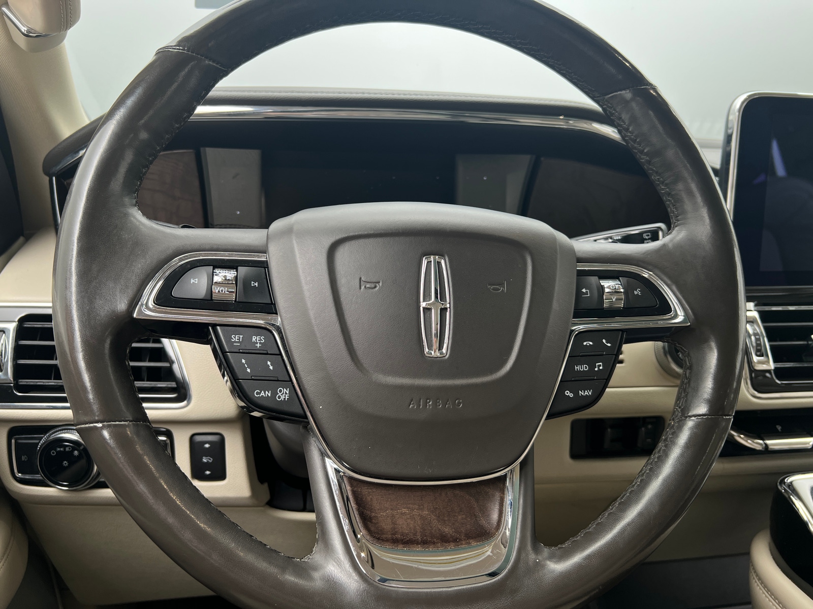 Thumbnail: 2018 Lincoln Navigator L - 4