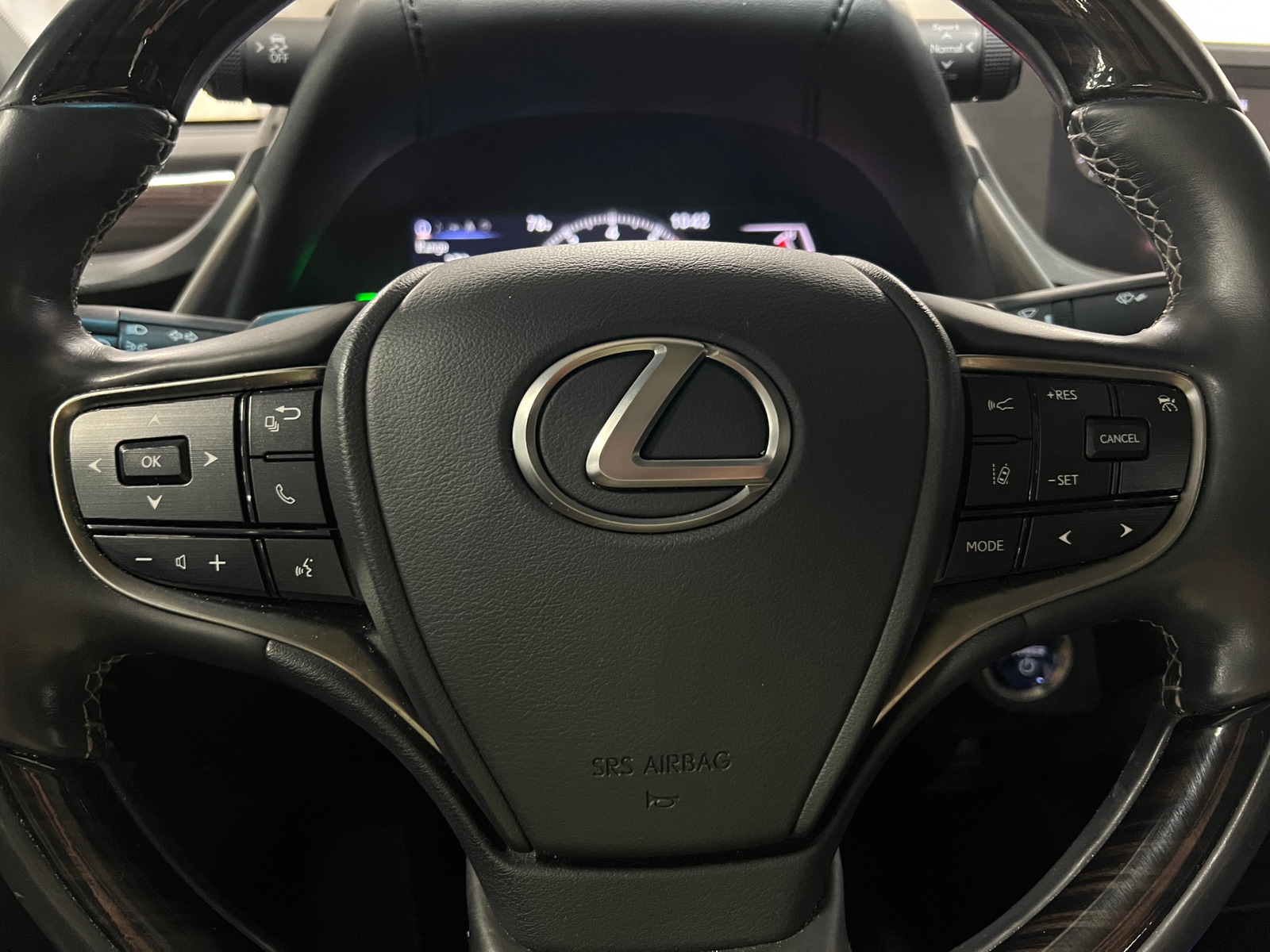 Thumbnail: 2021 Lexus ES - 4