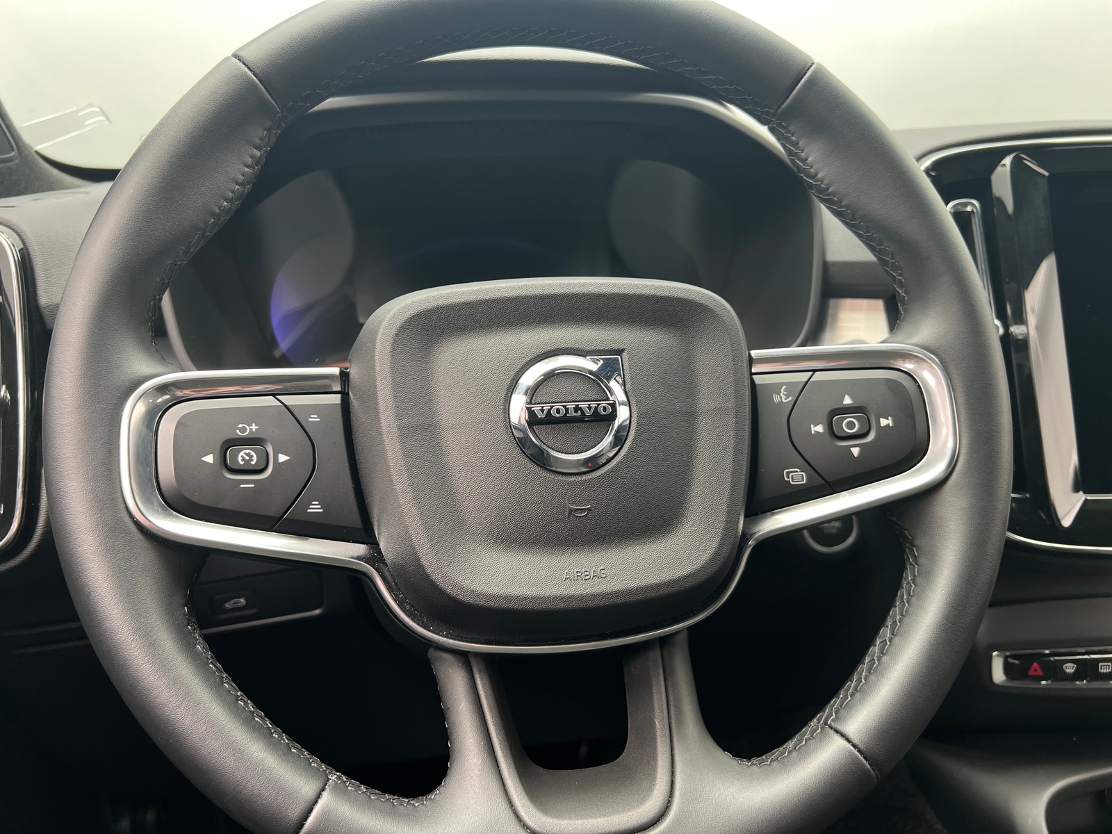 Thumbnail: 2025 Volvo XC40 - 5
