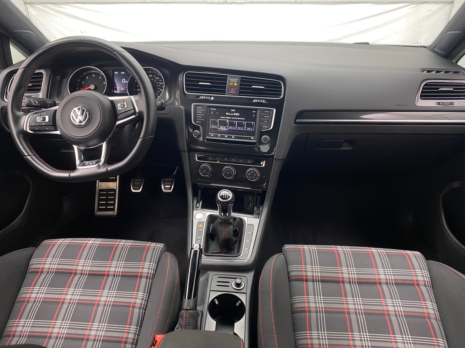 Thumbnail: 2017 Volkswagen Golf - 3