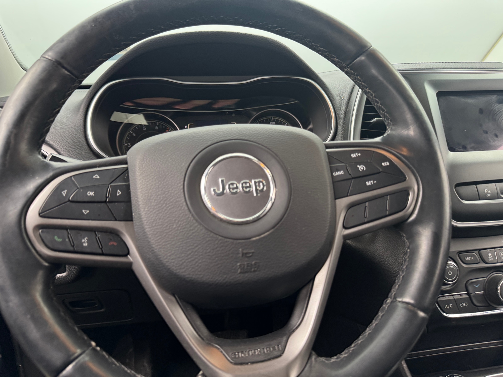 Thumbnail: 2019 Jeep Cherokee - 4