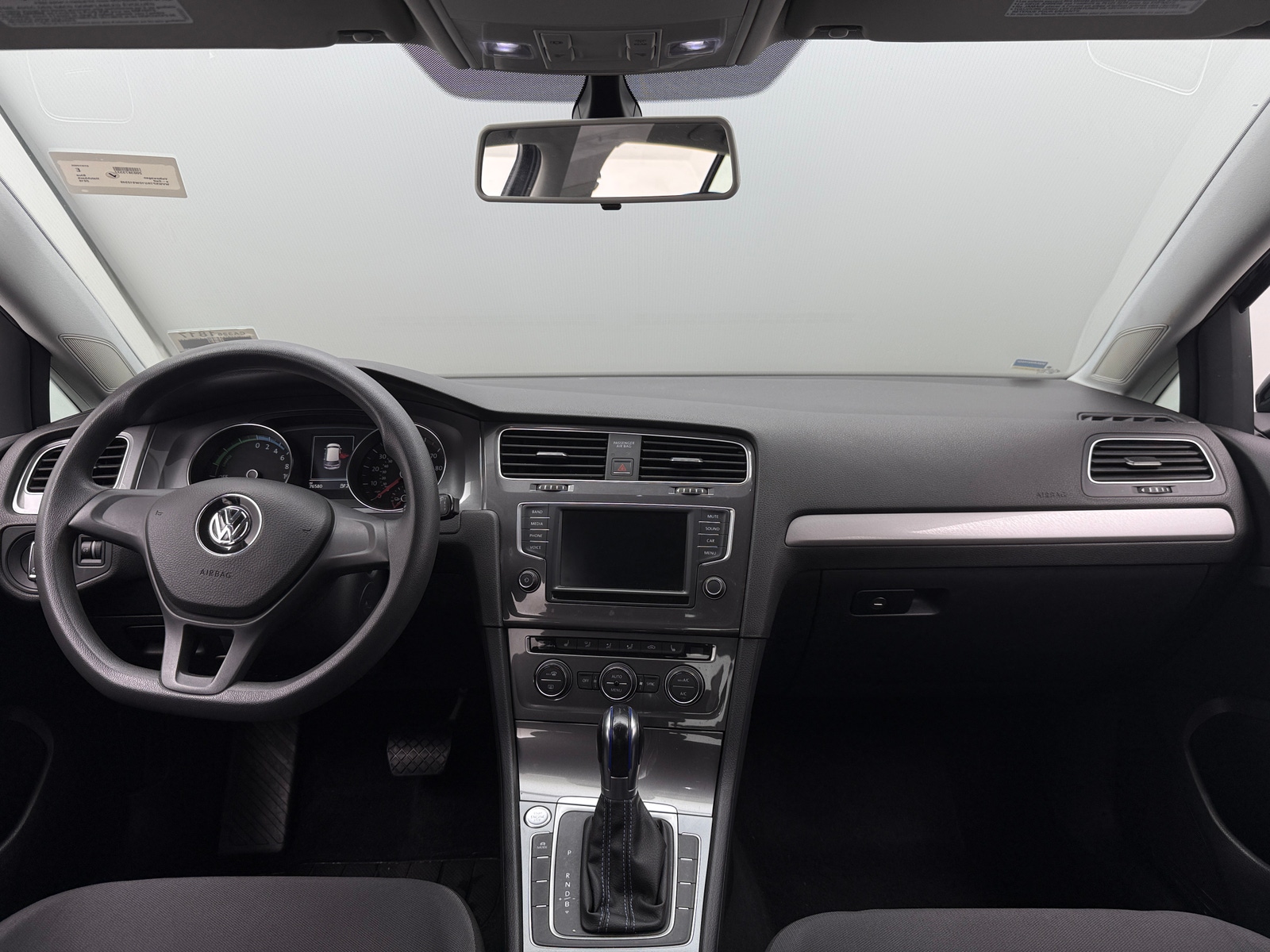 Thumbnail: 2016 Volkswagen e-Golf - 3