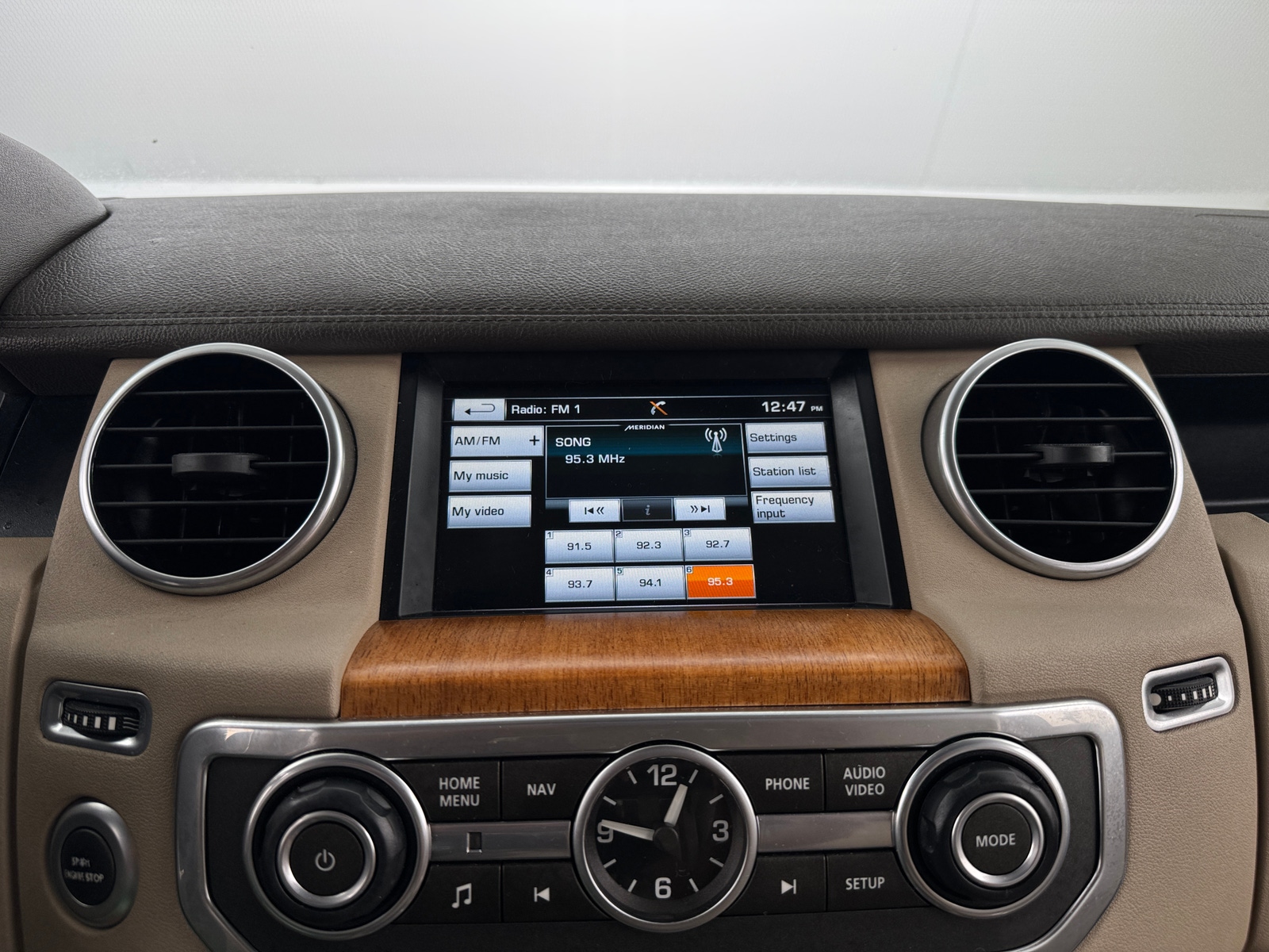 Thumbnail: 2015 Land Rover LR4 - 3