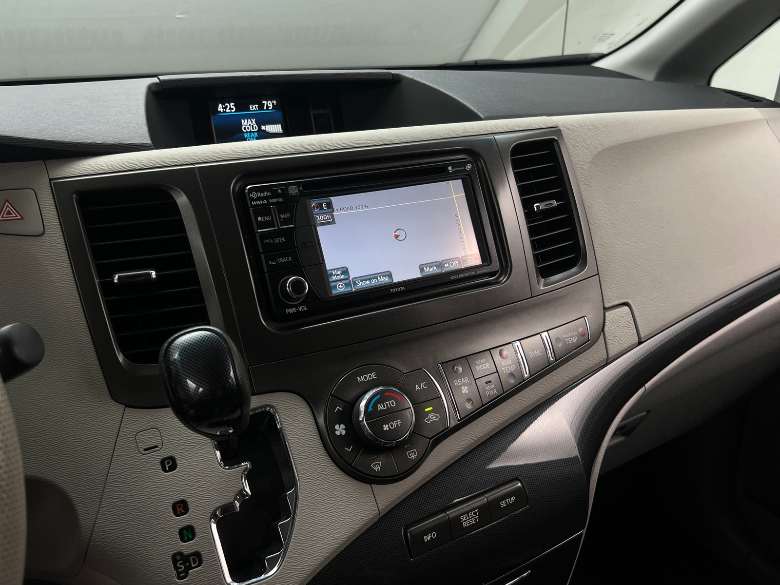 Thumbnail: 2014 Toyota Sienna - 4