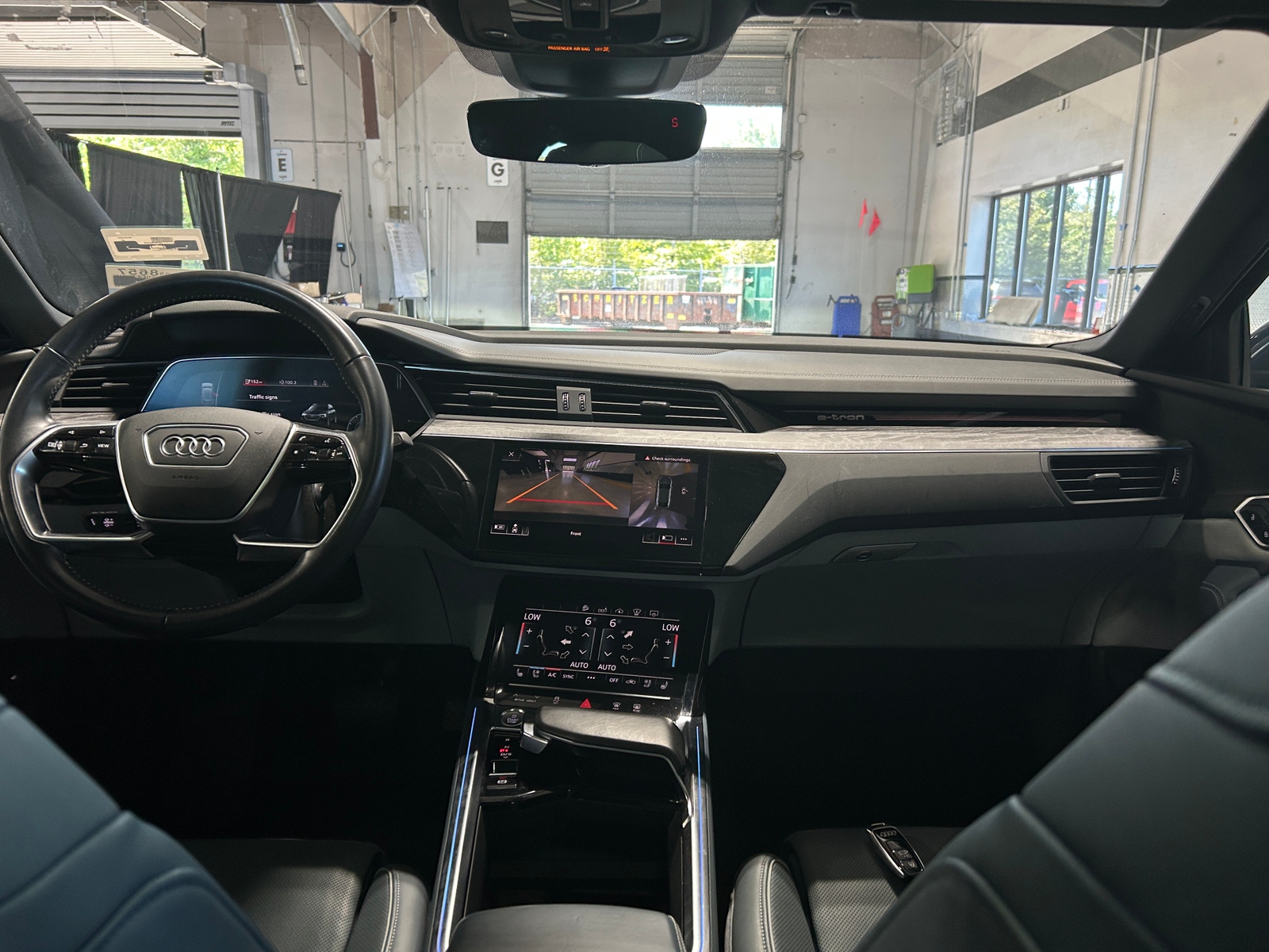 Thumbnail: 2020 Audi e-tron S - 2