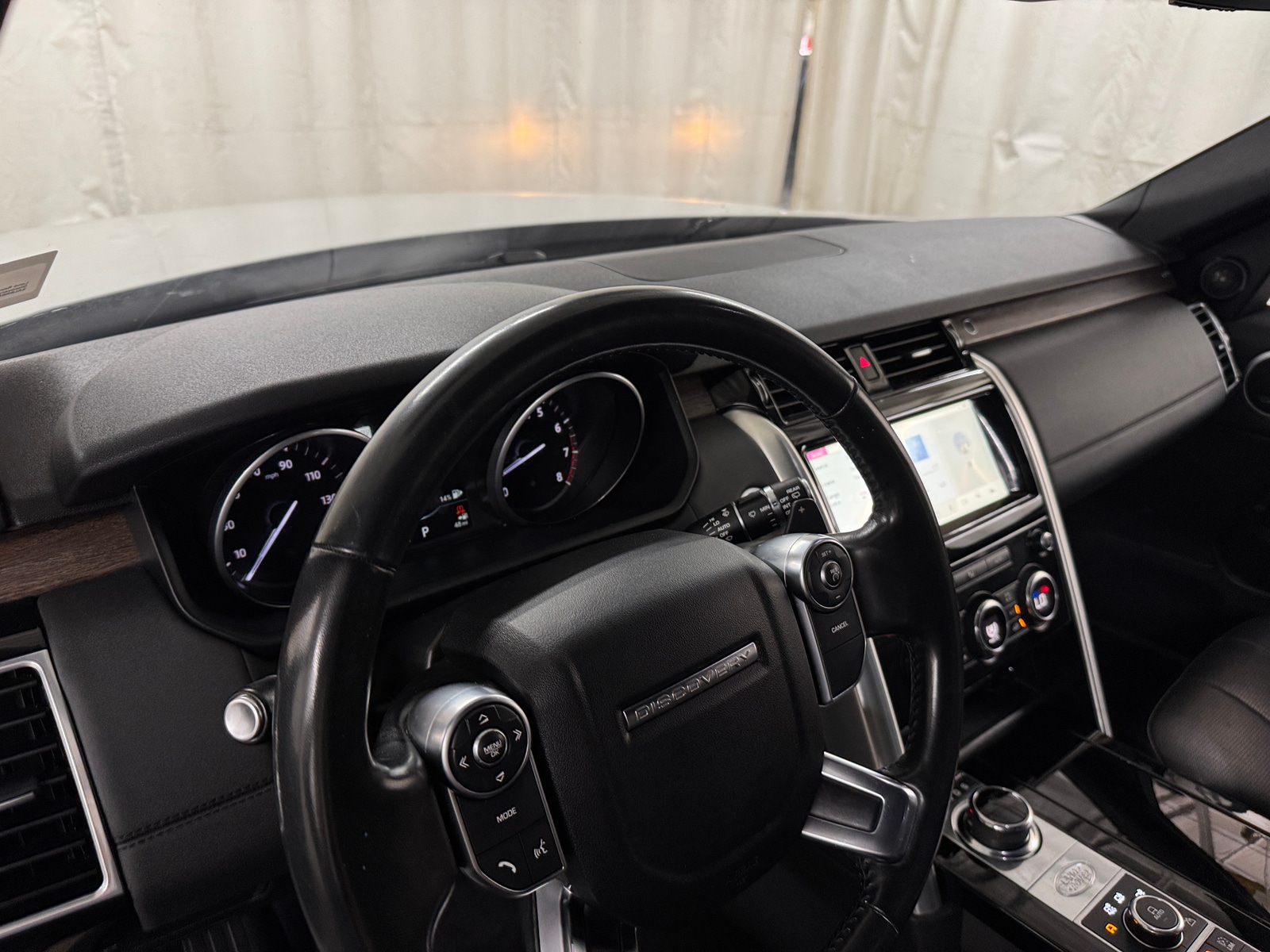 Thumbnail: 2017 Land Rover Discovery - 2