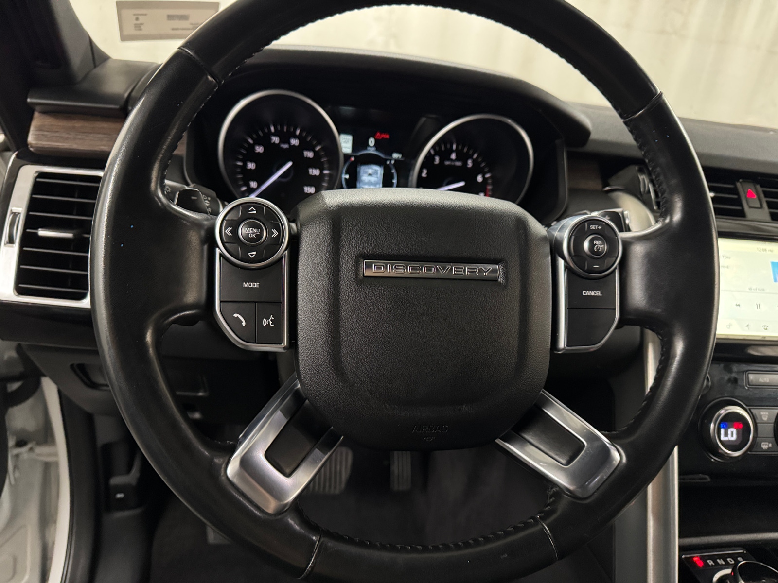 Thumbnail: 2017 Land Rover Discovery - 4