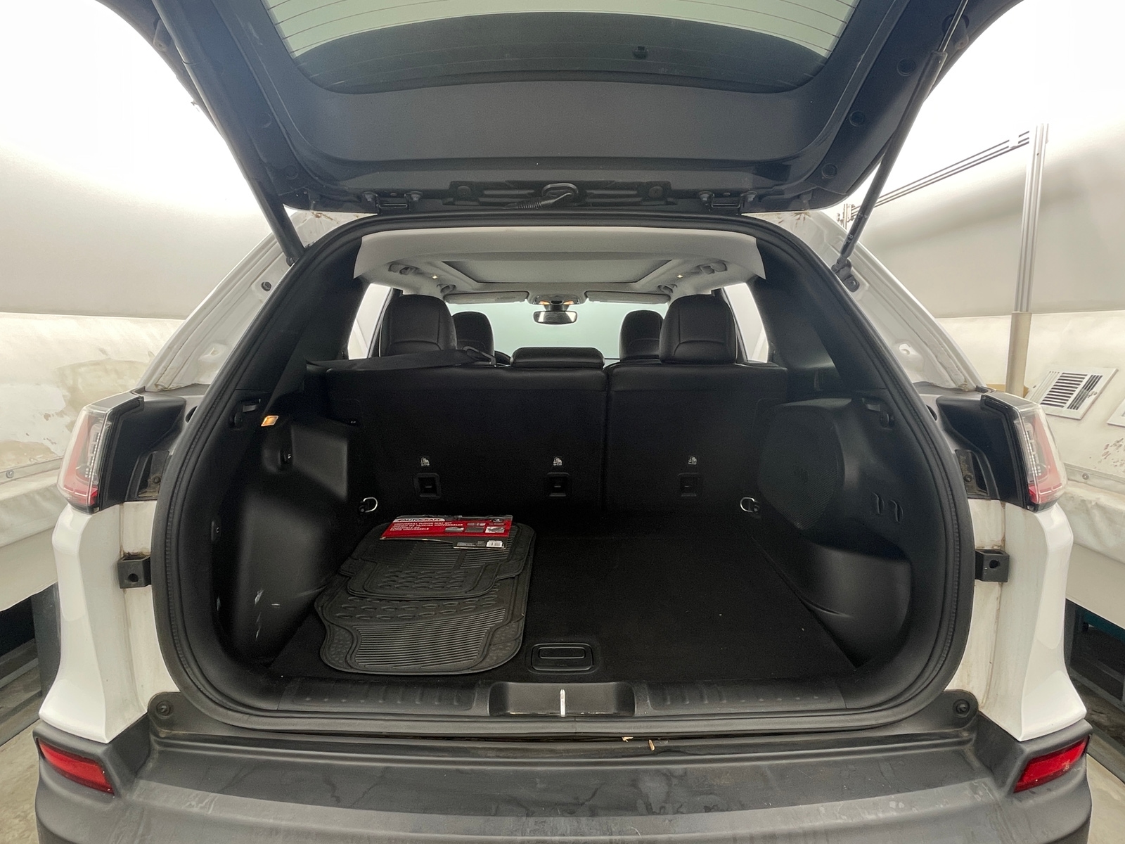 Thumbnail: 2019 Jeep Cherokee - 6