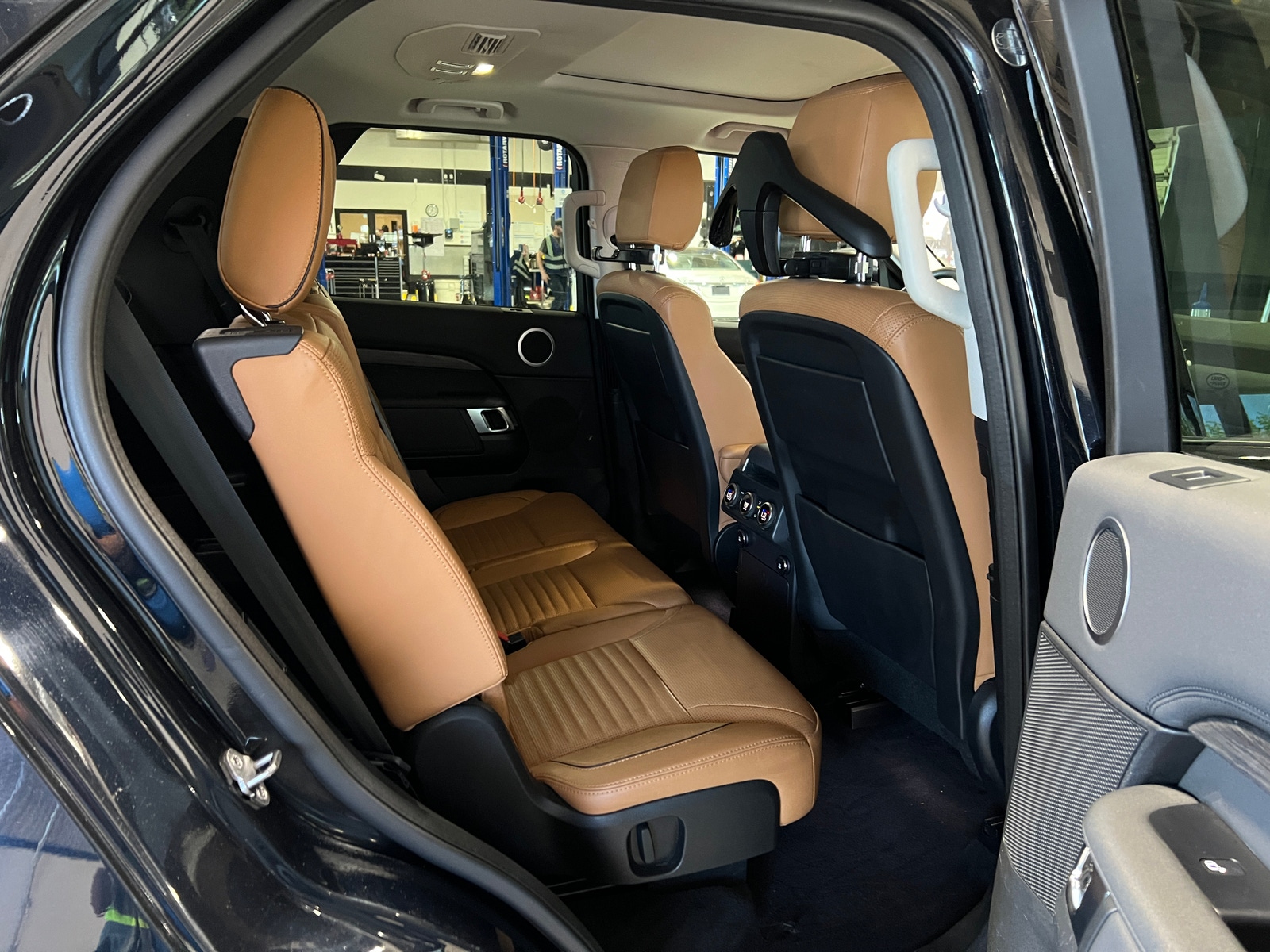 Thumbnail: 2020 Land Rover Discovery - 5