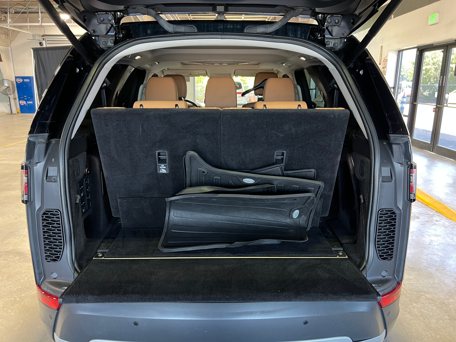 Thumbnail: 2020 Land Rover Discovery - 6