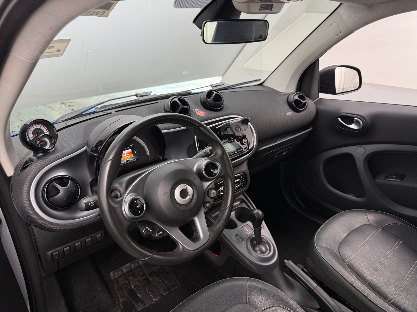 Thumbnail: 2016 smart fortwo - 3
