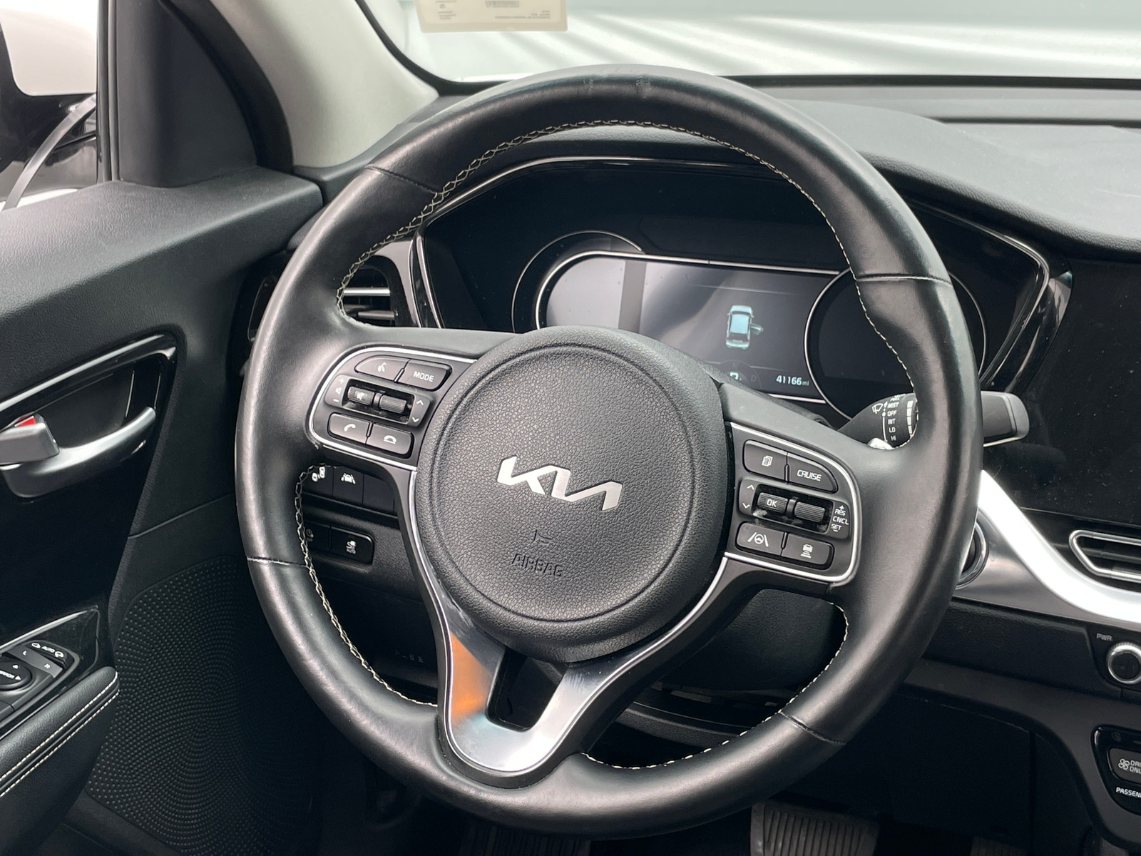 Thumbnail: 2022 Kia Niro - 5