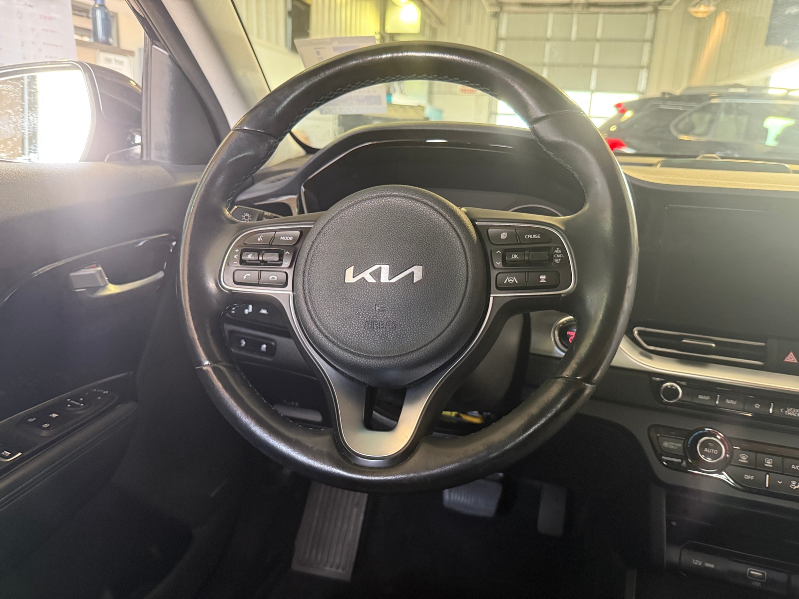 Thumbnail: 2022 Kia Niro - 4