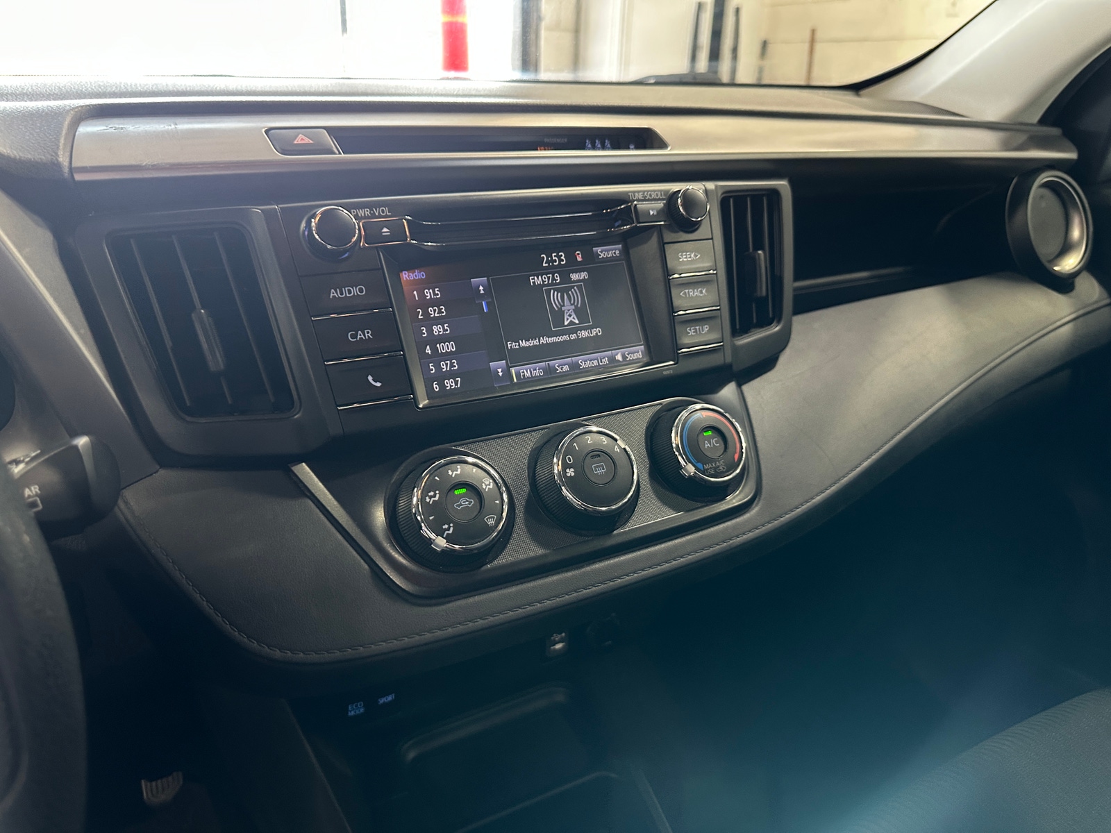 Thumbnail: 2018 Toyota RAV4 - 4