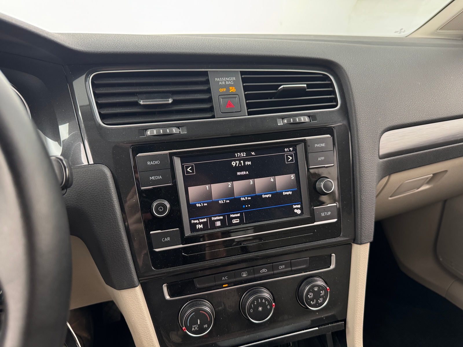 Thumbnail: 2019 Volkswagen e-Golf - 4