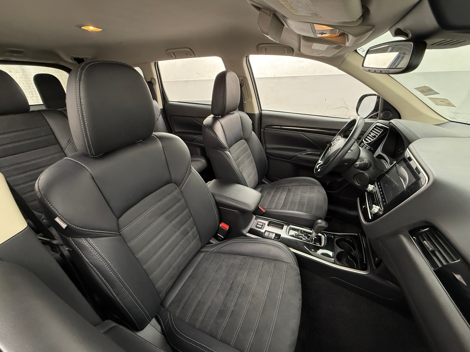 Thumbnail: 2020 Mitsubishi Outlander - 2
