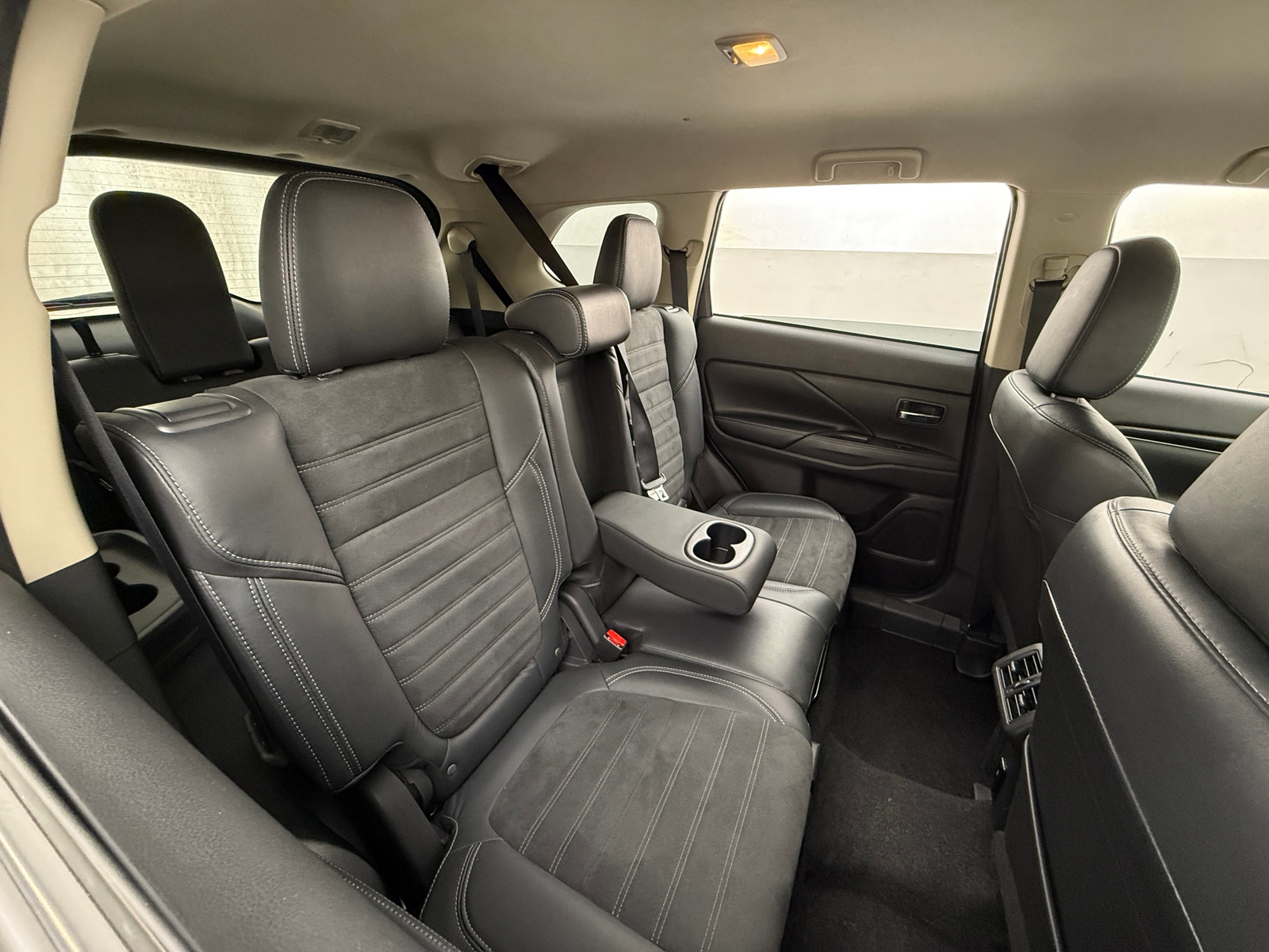 Thumbnail: 2020 Mitsubishi Outlander - 6