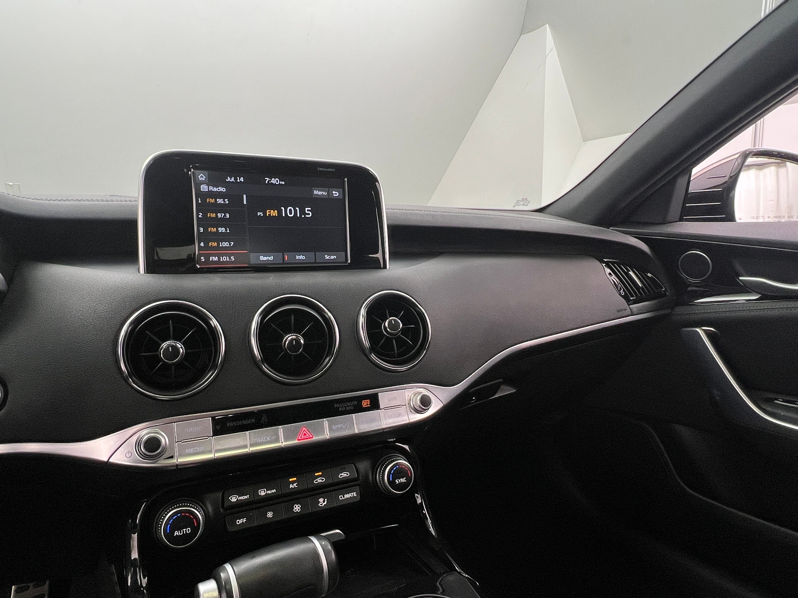 Thumbnail: 2020 Kia Stinger - 3