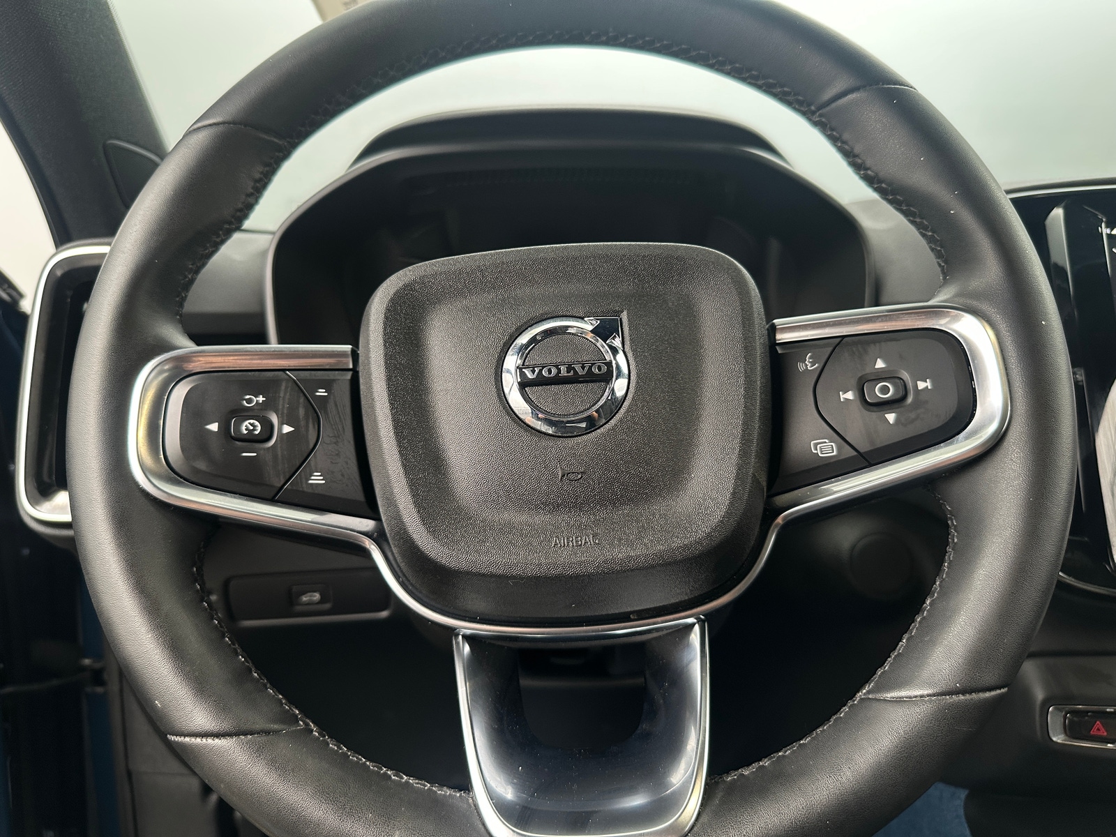 Thumbnail: 2023 Volvo C40 - 5