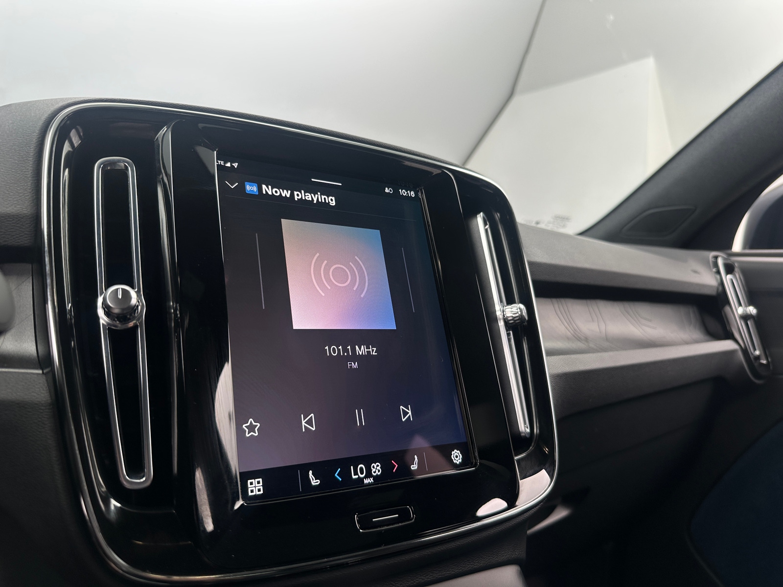 Thumbnail: 2023 Volvo C40 - 4