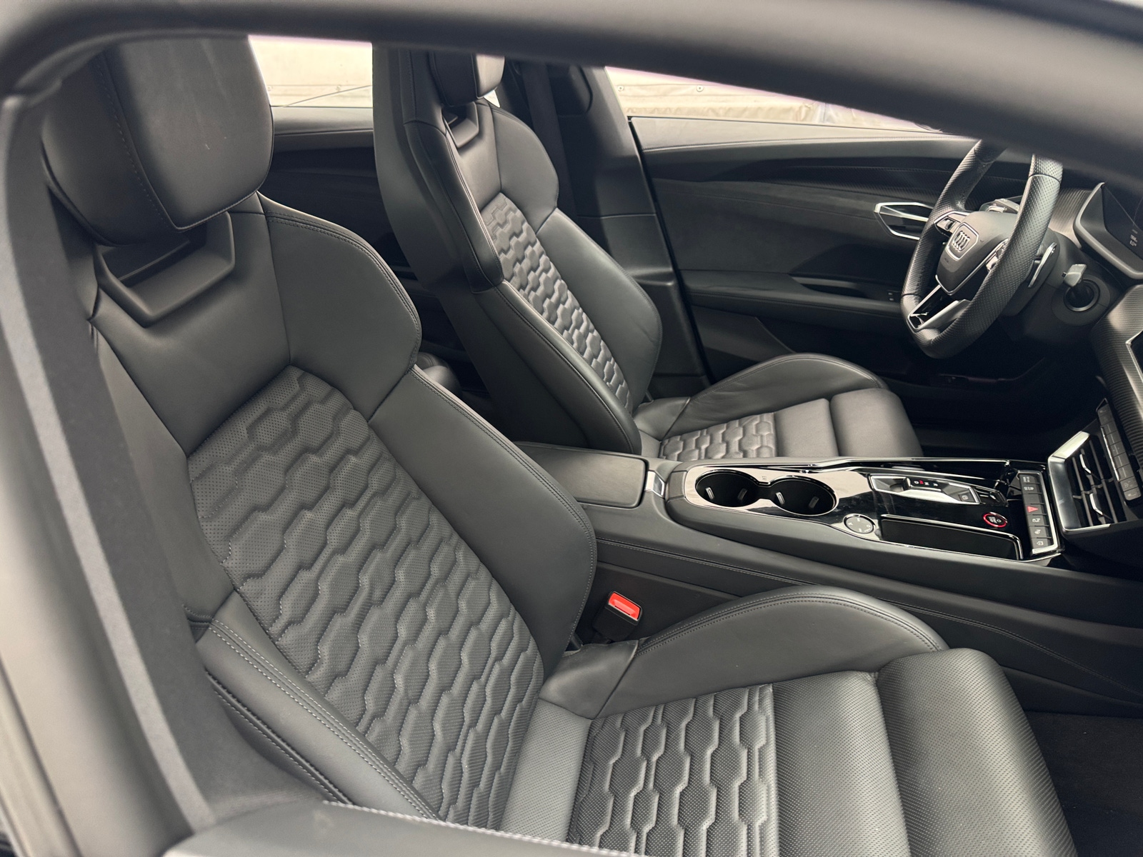 Thumbnail: 2022 Audi e-tron GT - 2