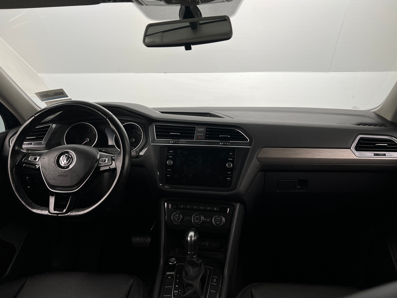 Thumbnail: 2018 Volkswagen Tiguan - 2
