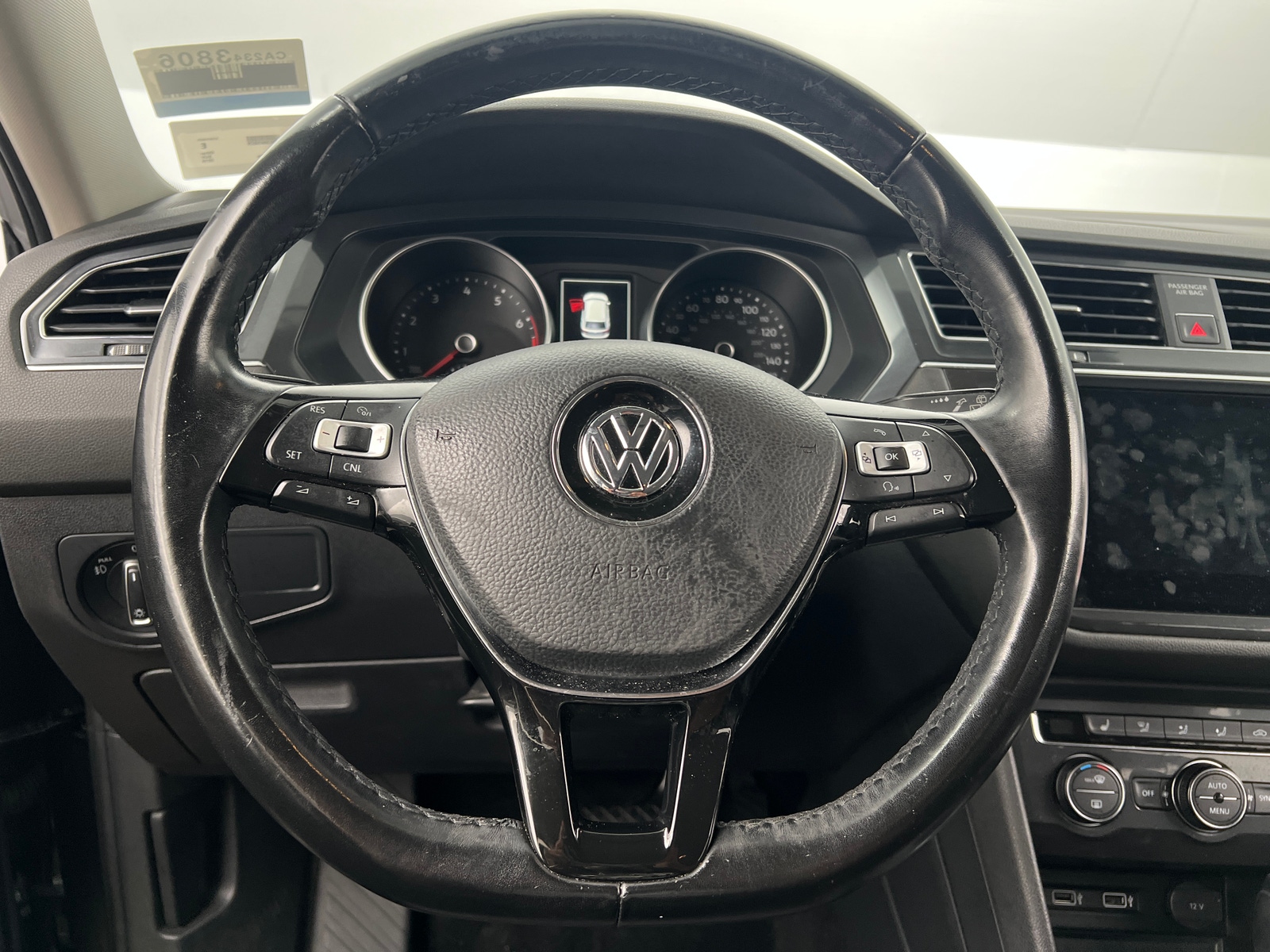 Thumbnail: 2018 Volkswagen Tiguan - 4