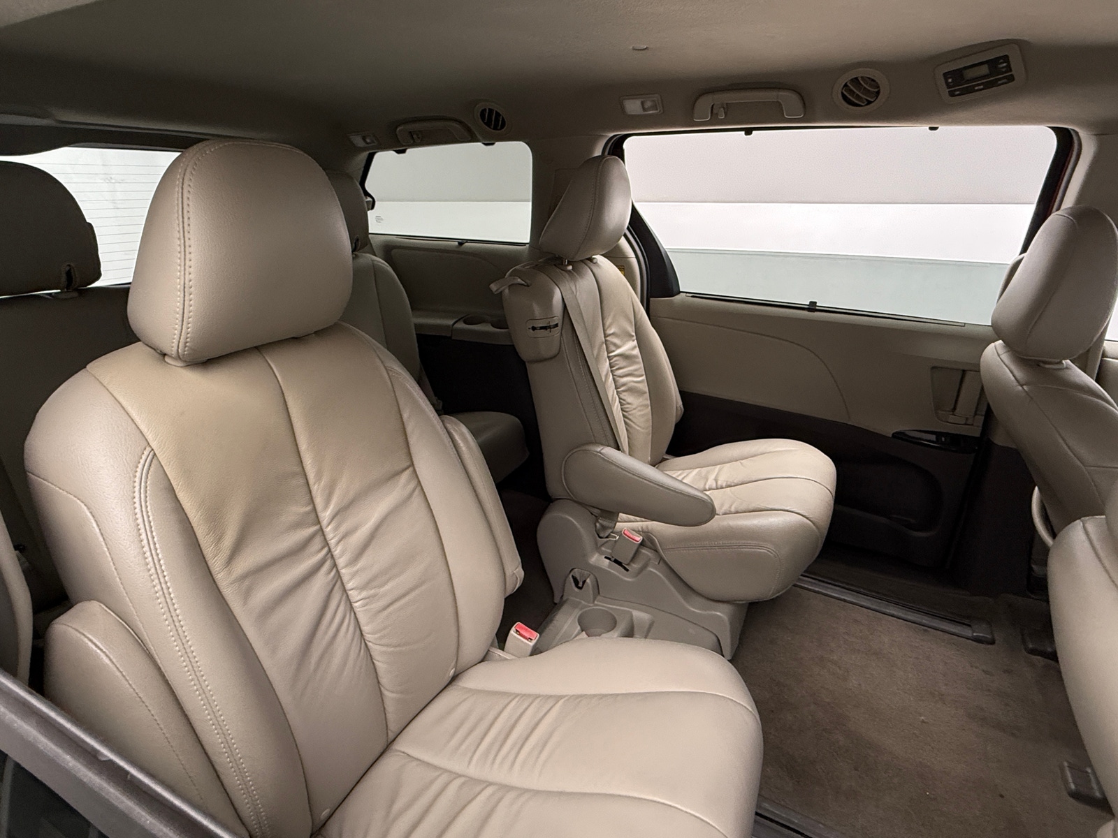 Thumbnail: 2014 Toyota Sienna - 6