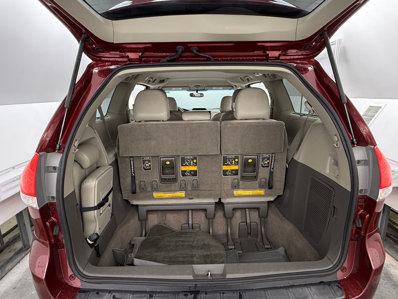 Thumbnail: 2014 Toyota Sienna - 7