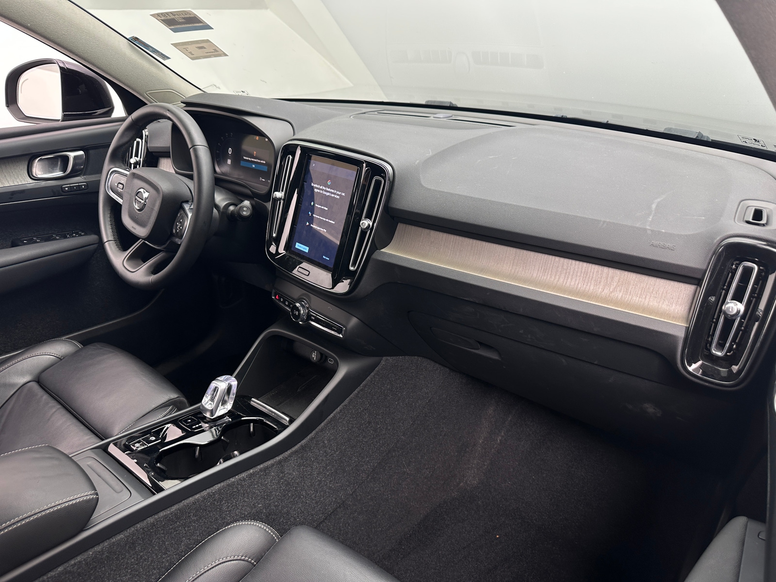 Thumbnail: 2023 Volvo XC40 - 2