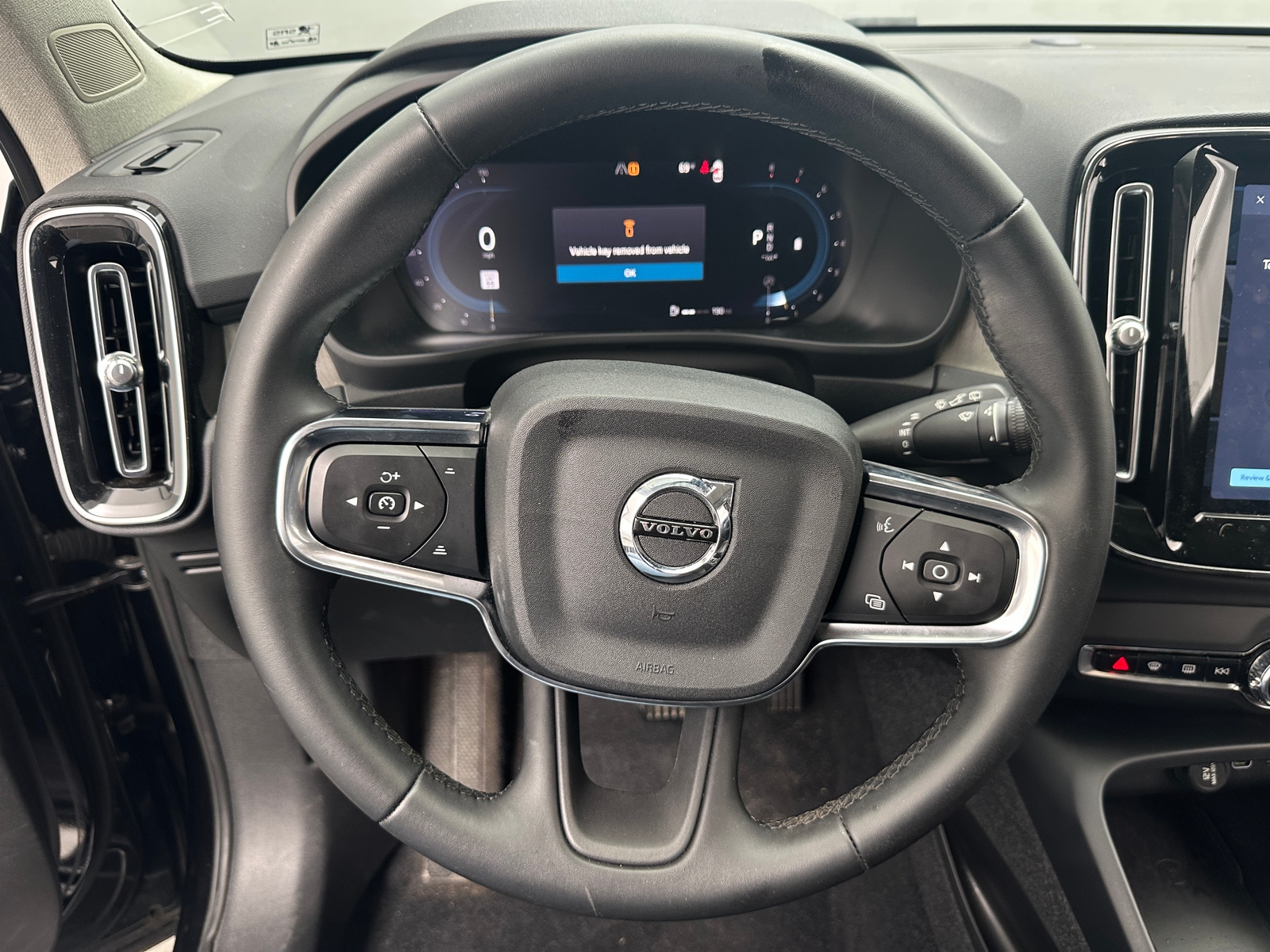 Thumbnail: 2023 Volvo XC40 - 4