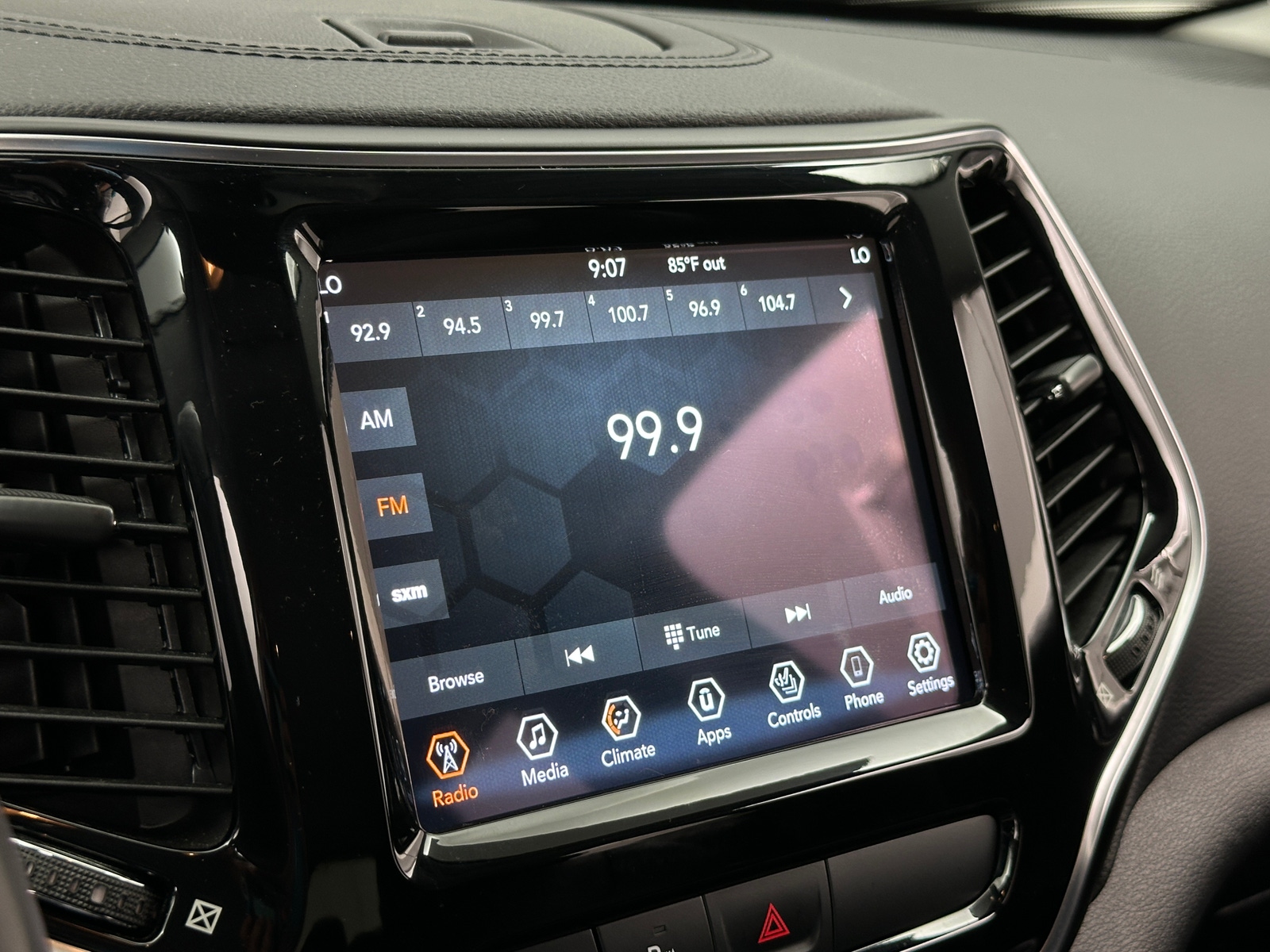 Thumbnail: 2019 Jeep Cherokee - 3
