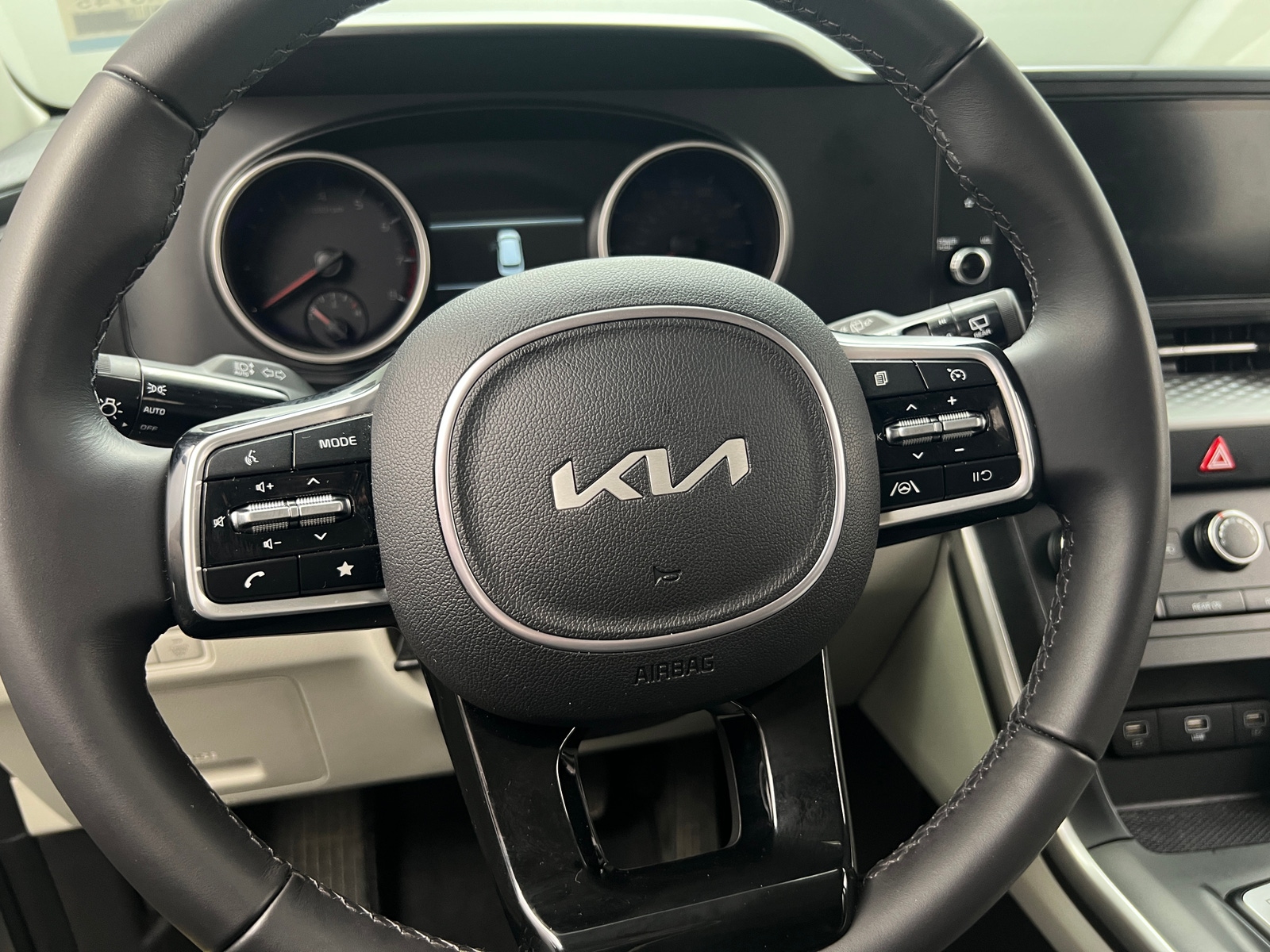 Thumbnail: 2023 Kia Carnival - 4