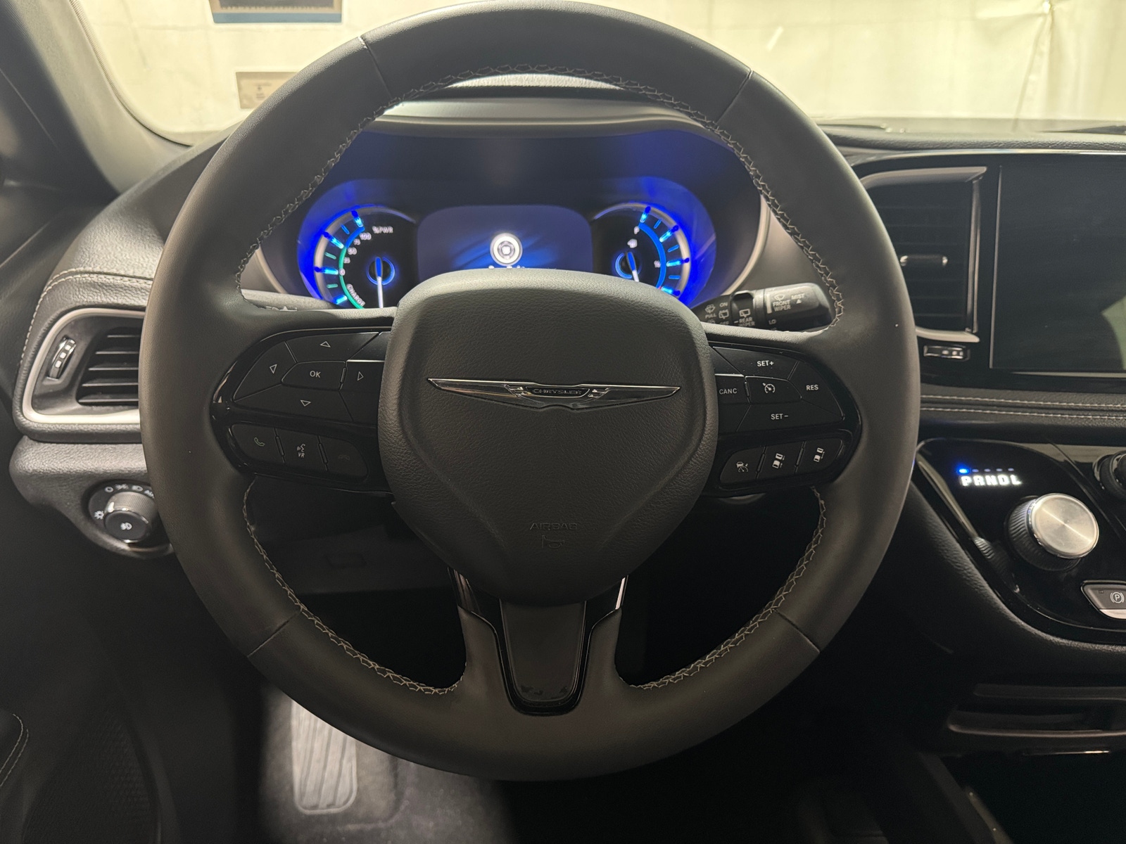 Thumbnail: 2022 Chrysler Pacifica - 4