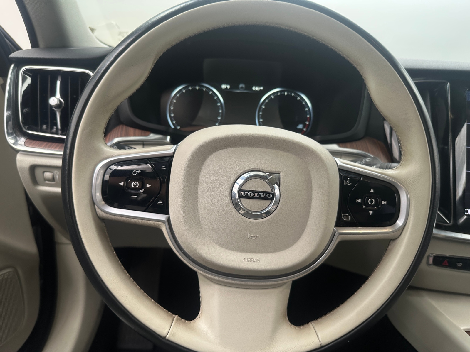 Thumbnail: 2020 Volvo V60 - 4