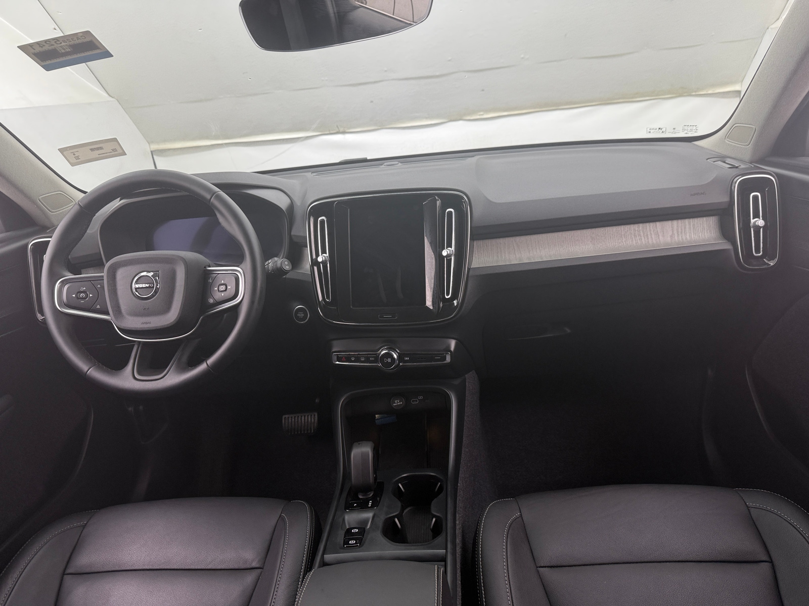 Thumbnail: 2025 Volvo XC40 - 2