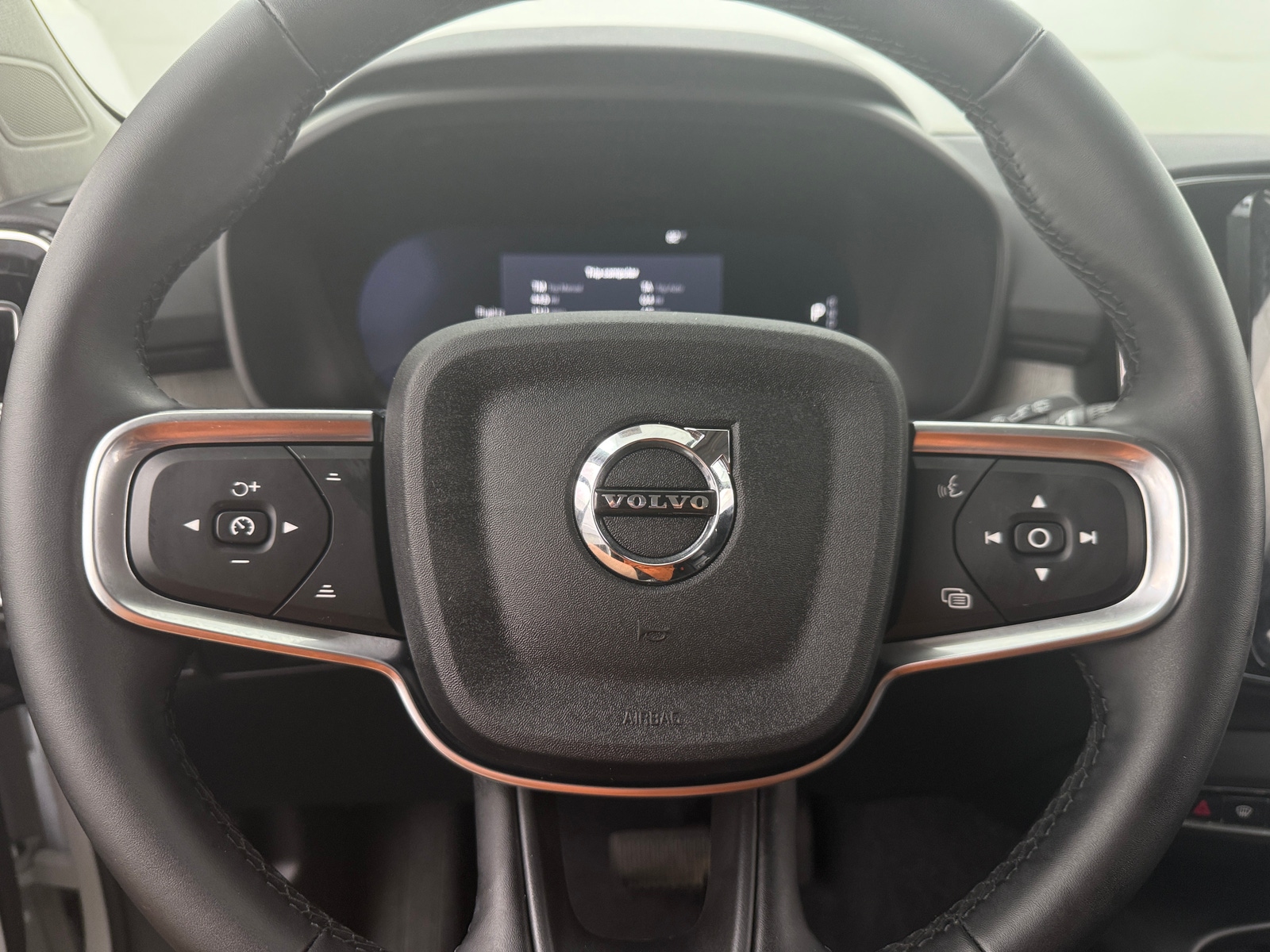 Thumbnail: 2025 Volvo XC40 - 4
