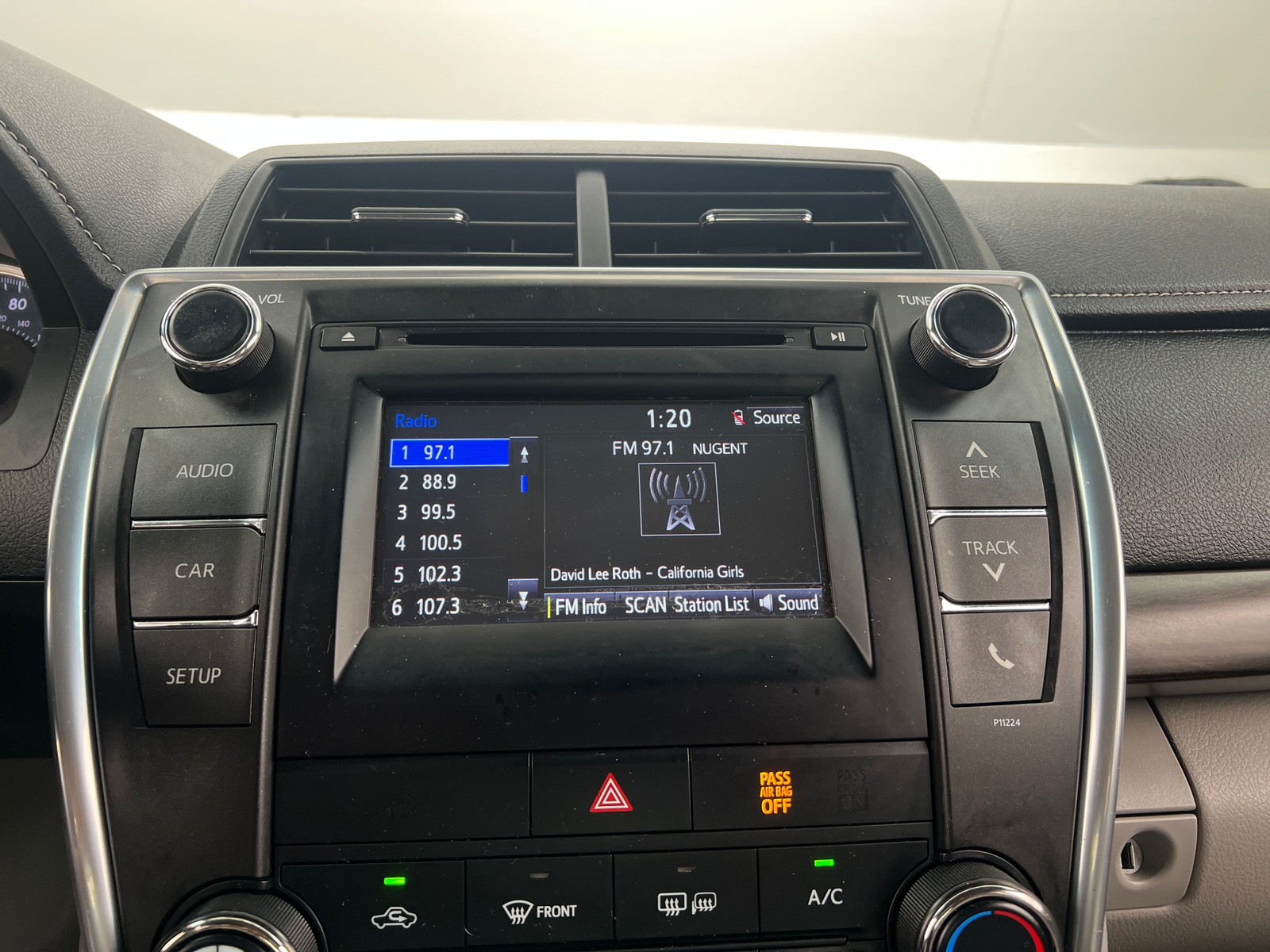 Thumbnail: 2016 Toyota Camry - 4