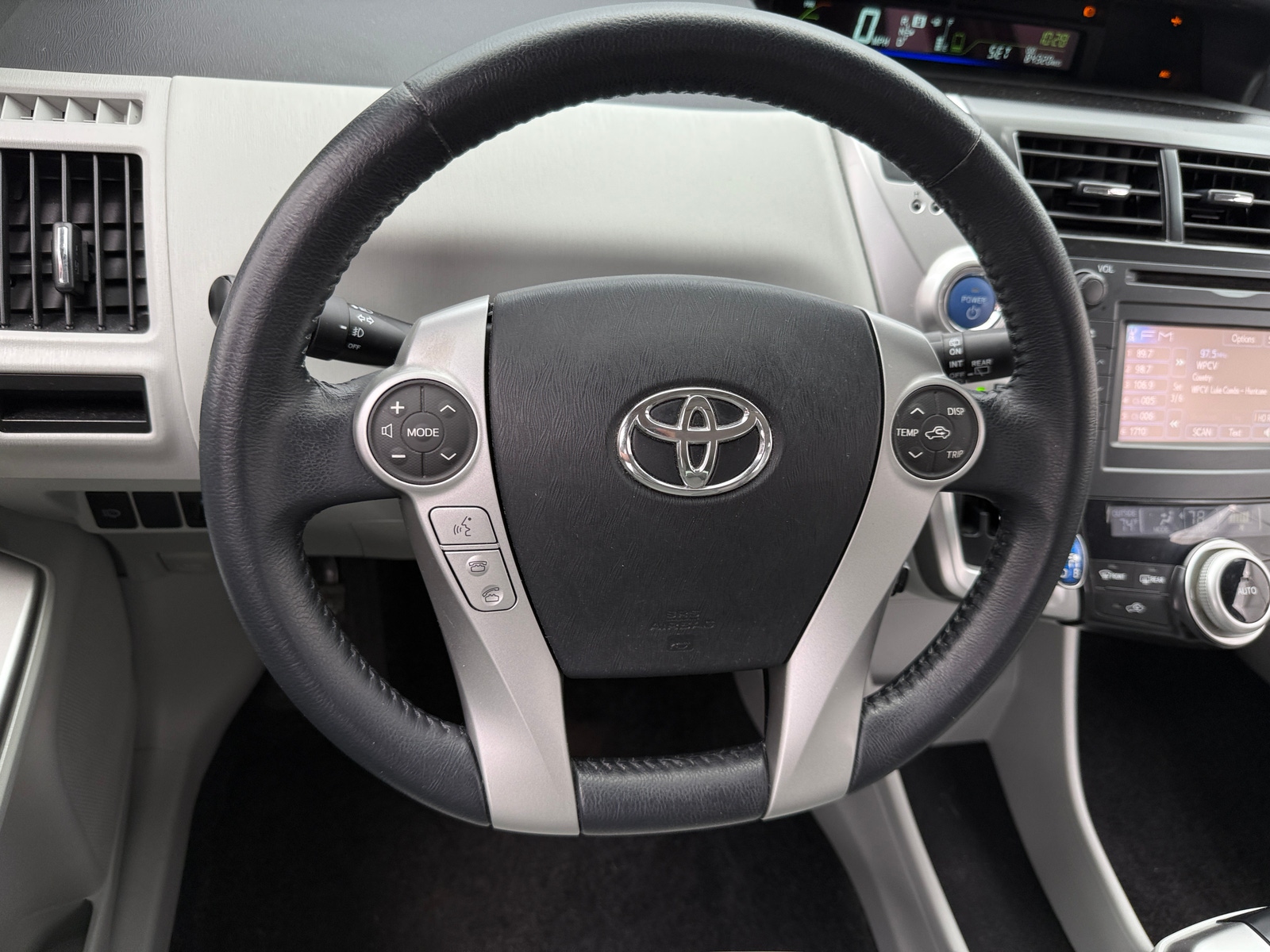 Thumbnail: 2014 Toyota Prius v - 4