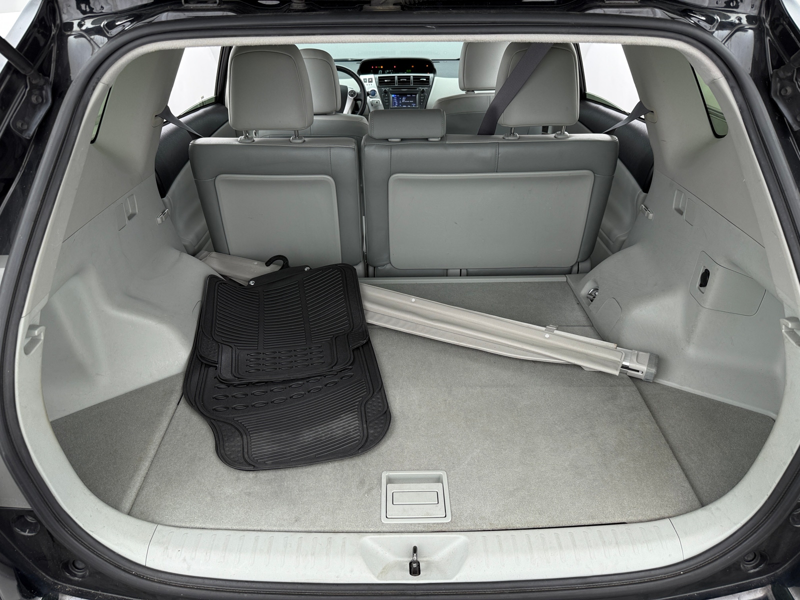 Thumbnail: 2014 Toyota Prius v - 6