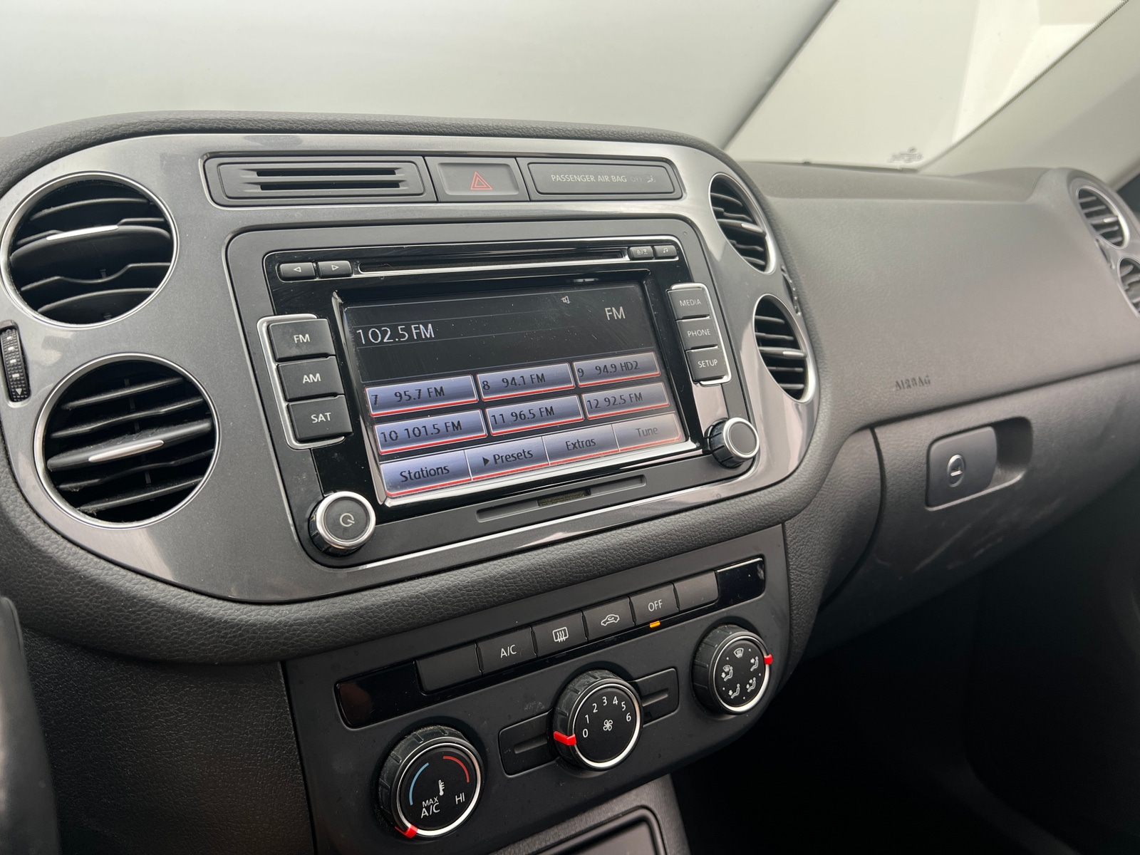 Thumbnail: 2015 Volkswagen Tiguan - 4