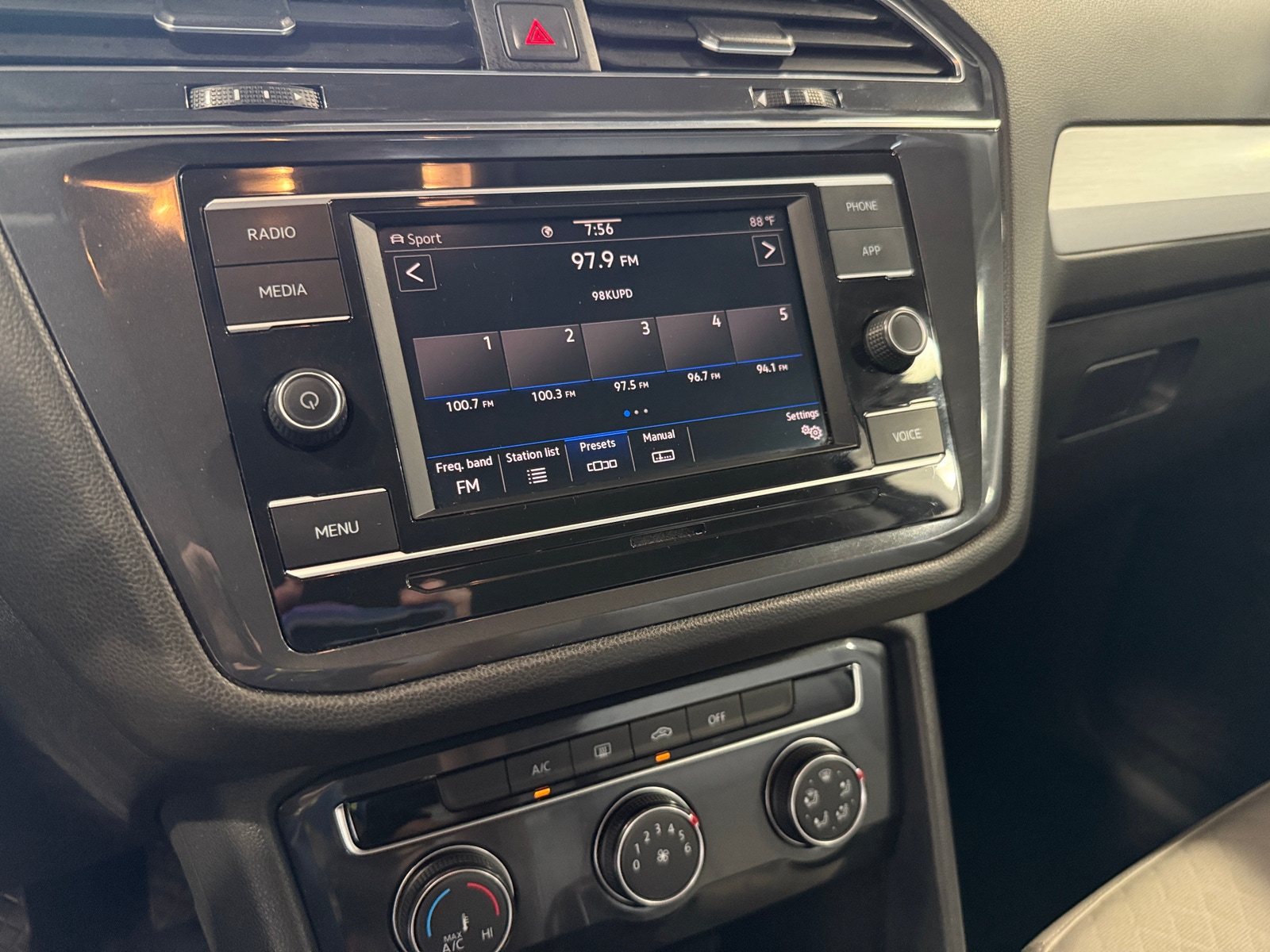 Thumbnail: 2021 Volkswagen Tiguan - 4