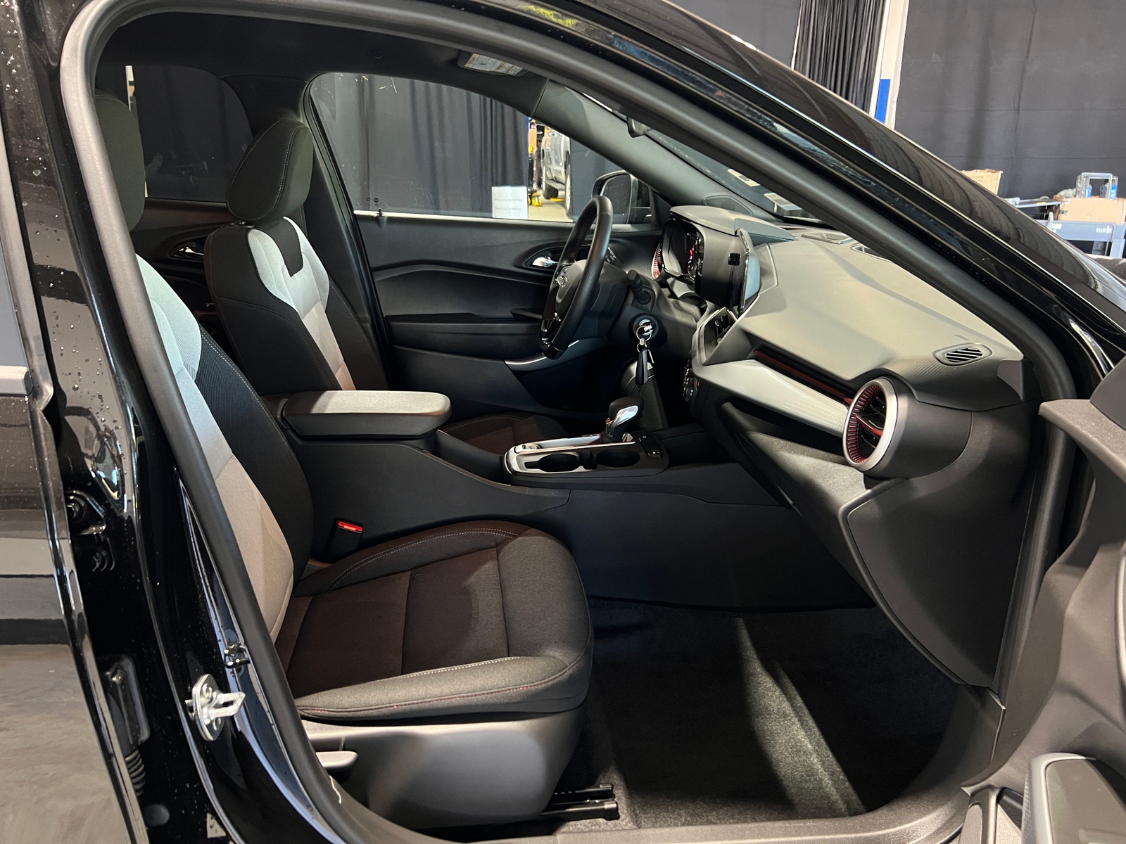 Thumbnail: 2025 Chevrolet Trax - 2