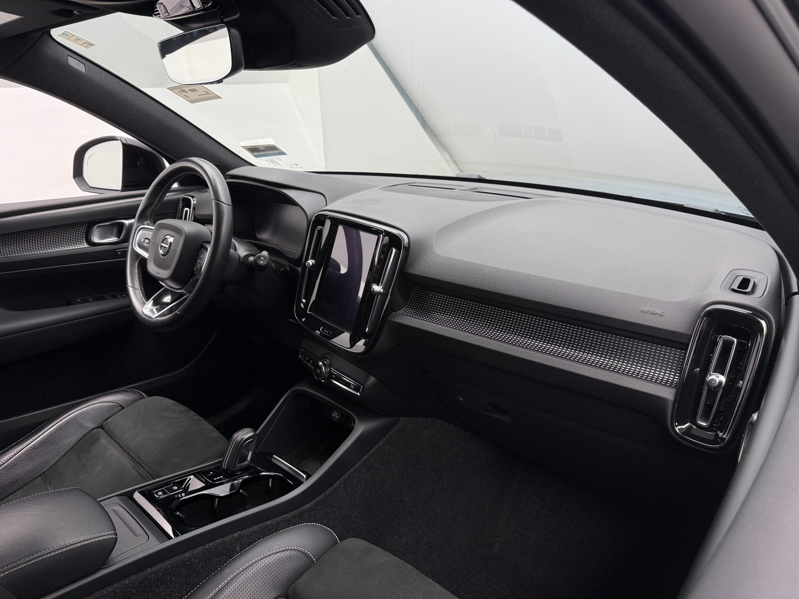 Thumbnail: 2021 Volvo XC40 - 2