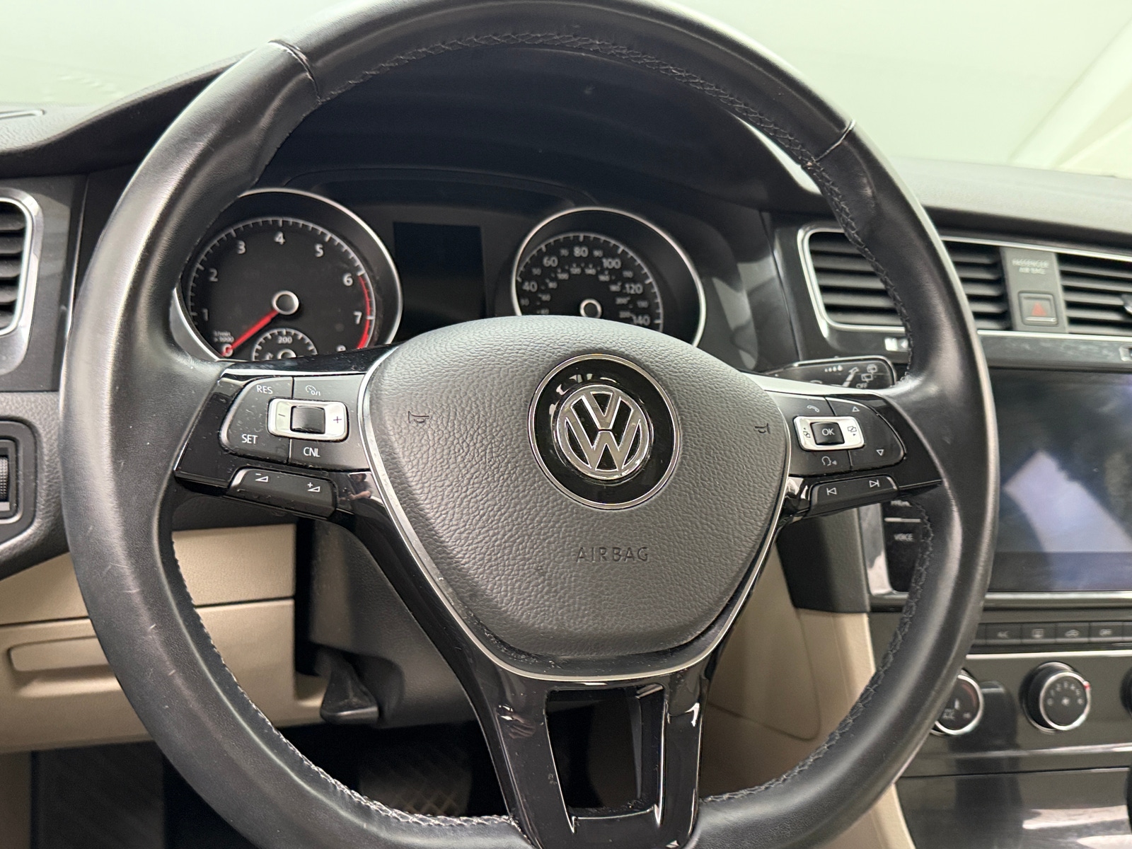 Thumbnail: 2018 Volkswagen e-Golf - 4