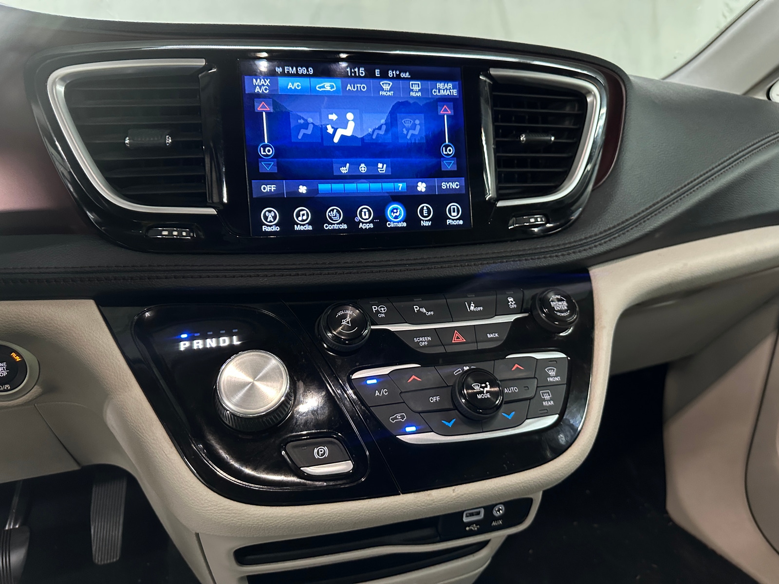 Thumbnail: 2017 Chrysler Pacifica - 3